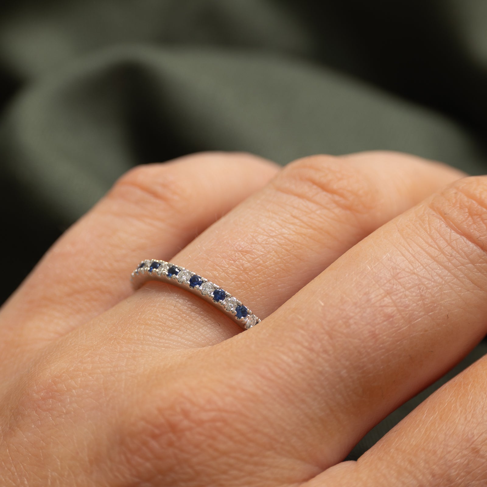 Alliance semi-éternité « Vera Wang » en saphirs synthétiques et diamants | 0,16 ct et 0,10 ct au total | Taille 7,5