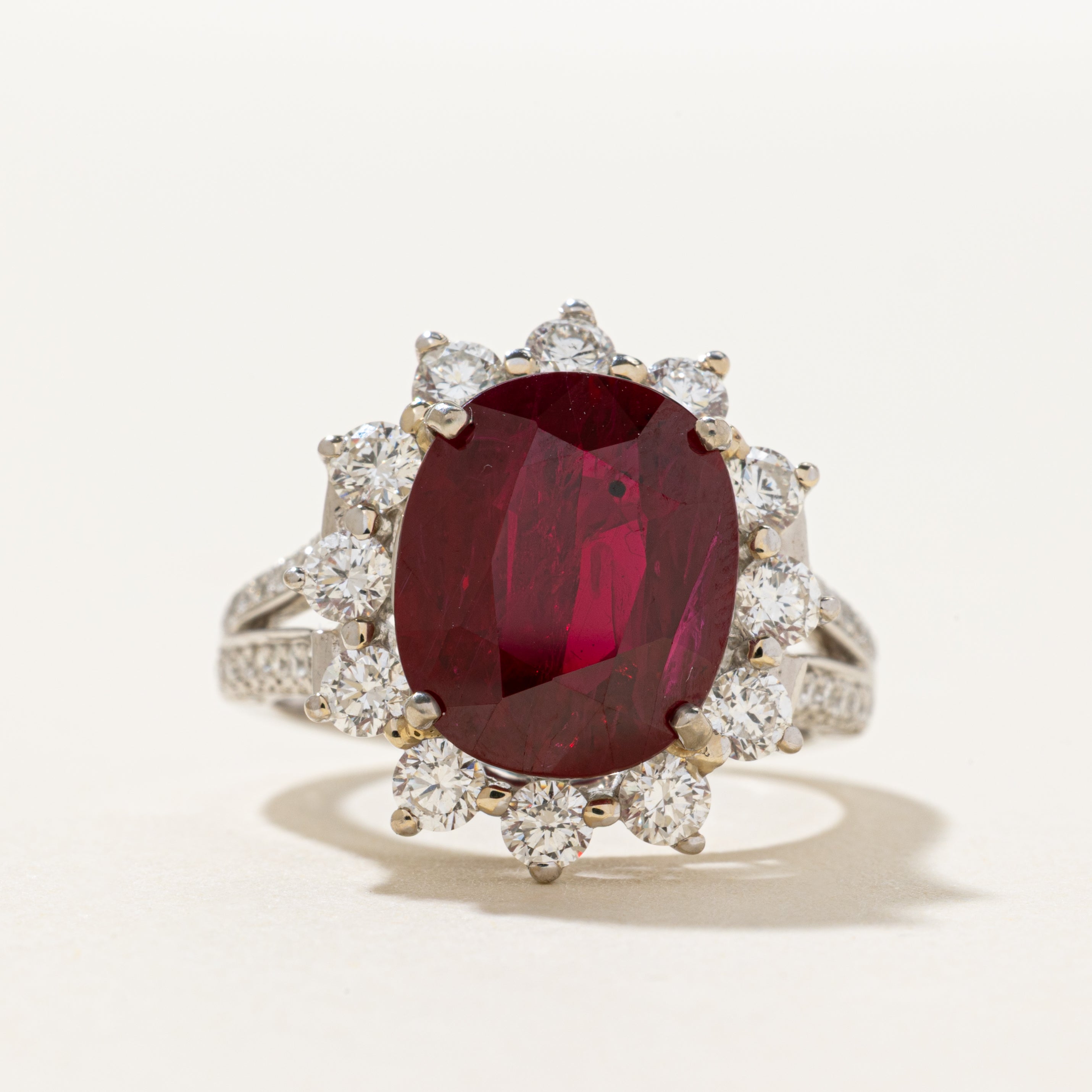 ***Prix - Bague cocktail GIA rubis et diamants, halo de pétales | 5,22 ct, 2,00 ct au total | Taille 6,5