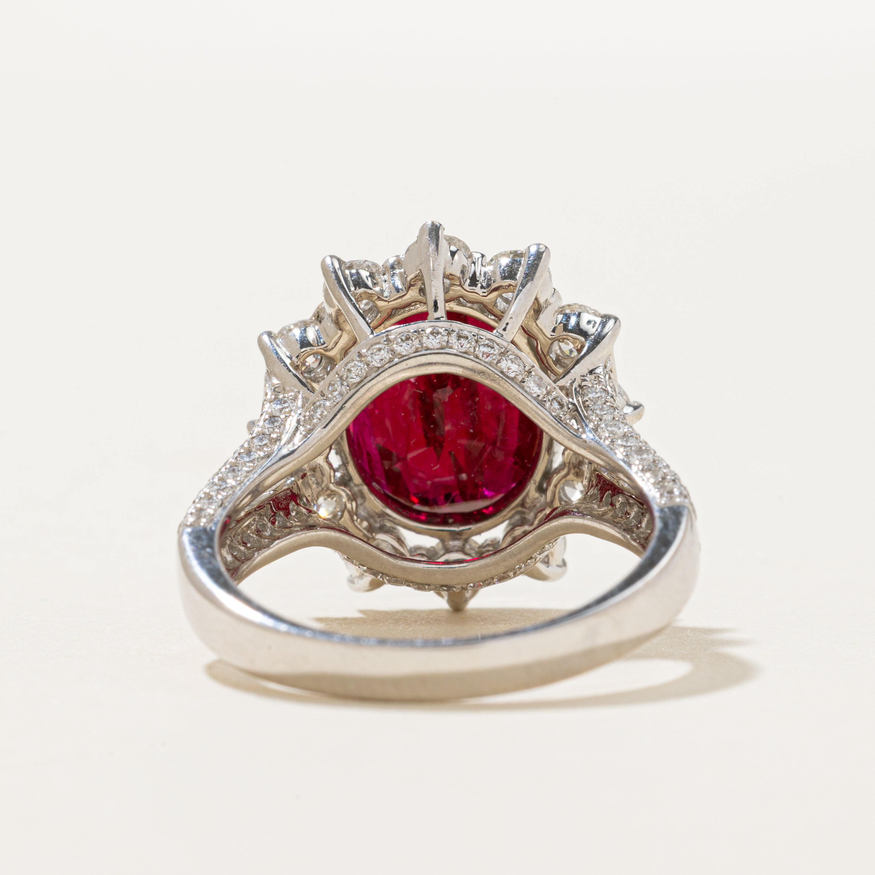 ***Prix - Bague cocktail GIA rubis et diamants, halo de pétales | 5,22 ct, 2,00 ct au total | Taille 6,5
