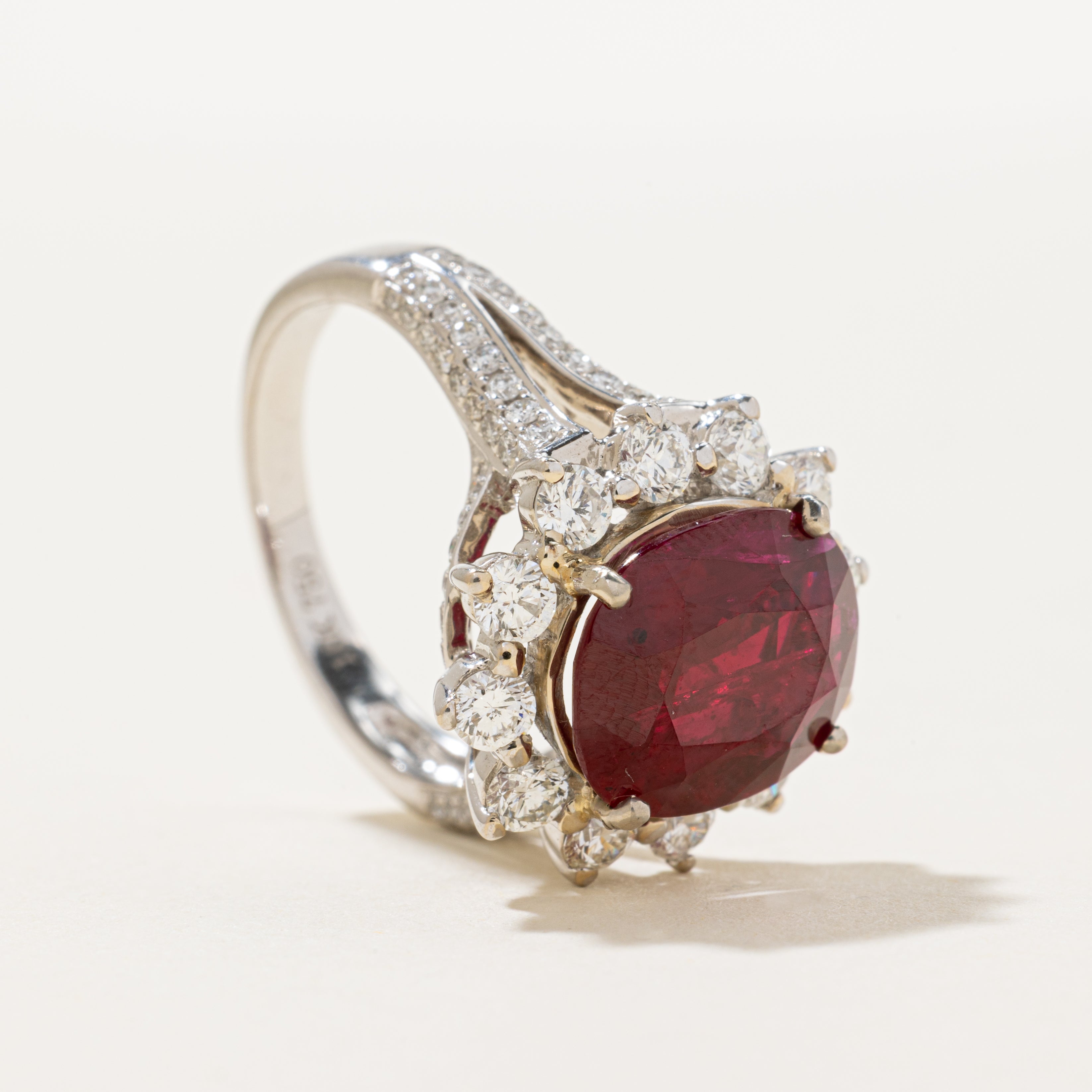 ***Prix - Bague cocktail GIA rubis et diamants, halo de pétales | 5,22 ct, 2,00 ct au total | Taille 6,5