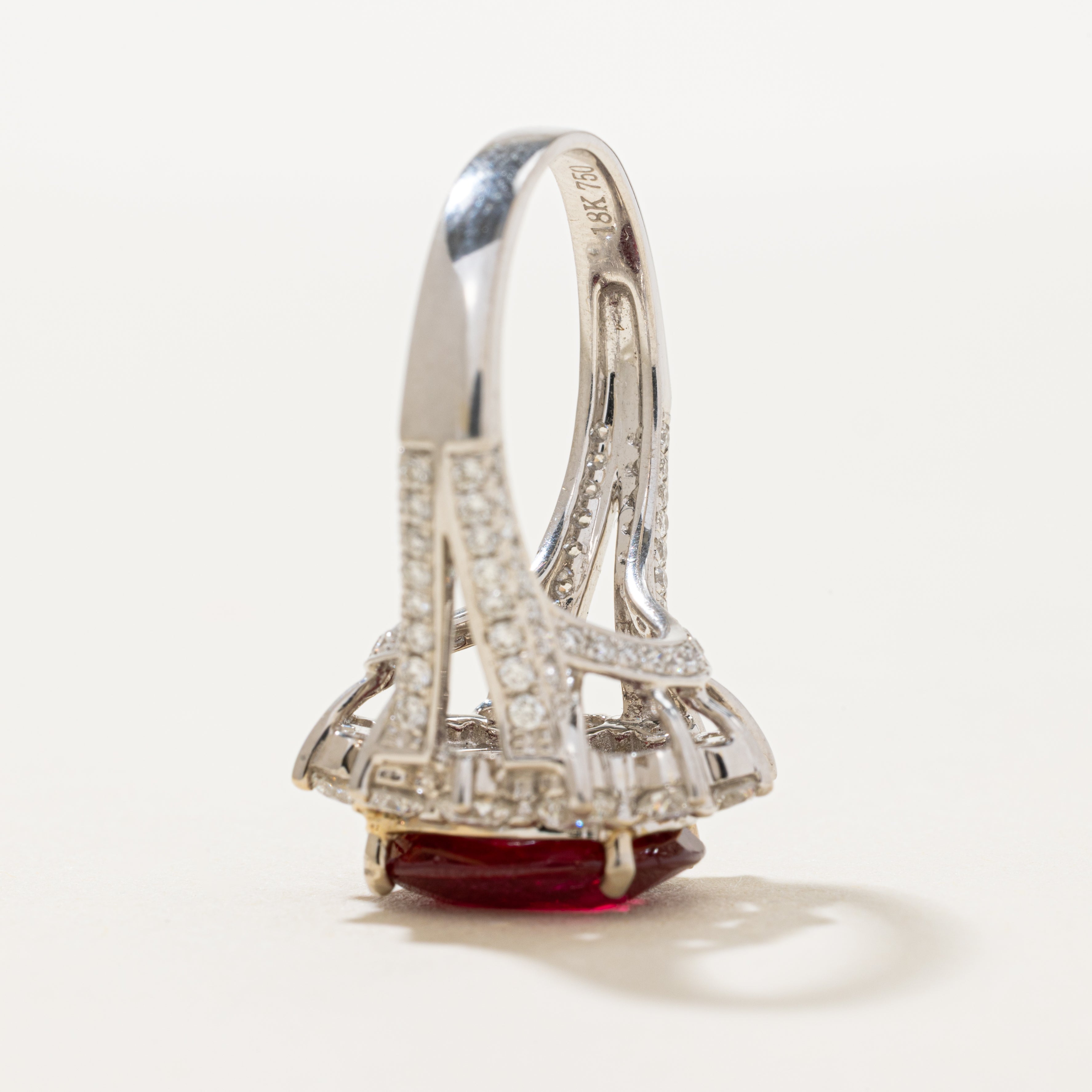 ***Prix - Bague cocktail GIA rubis et diamants, halo de pétales | 5,22 ct, 2,00 ct au total | Taille 6,5