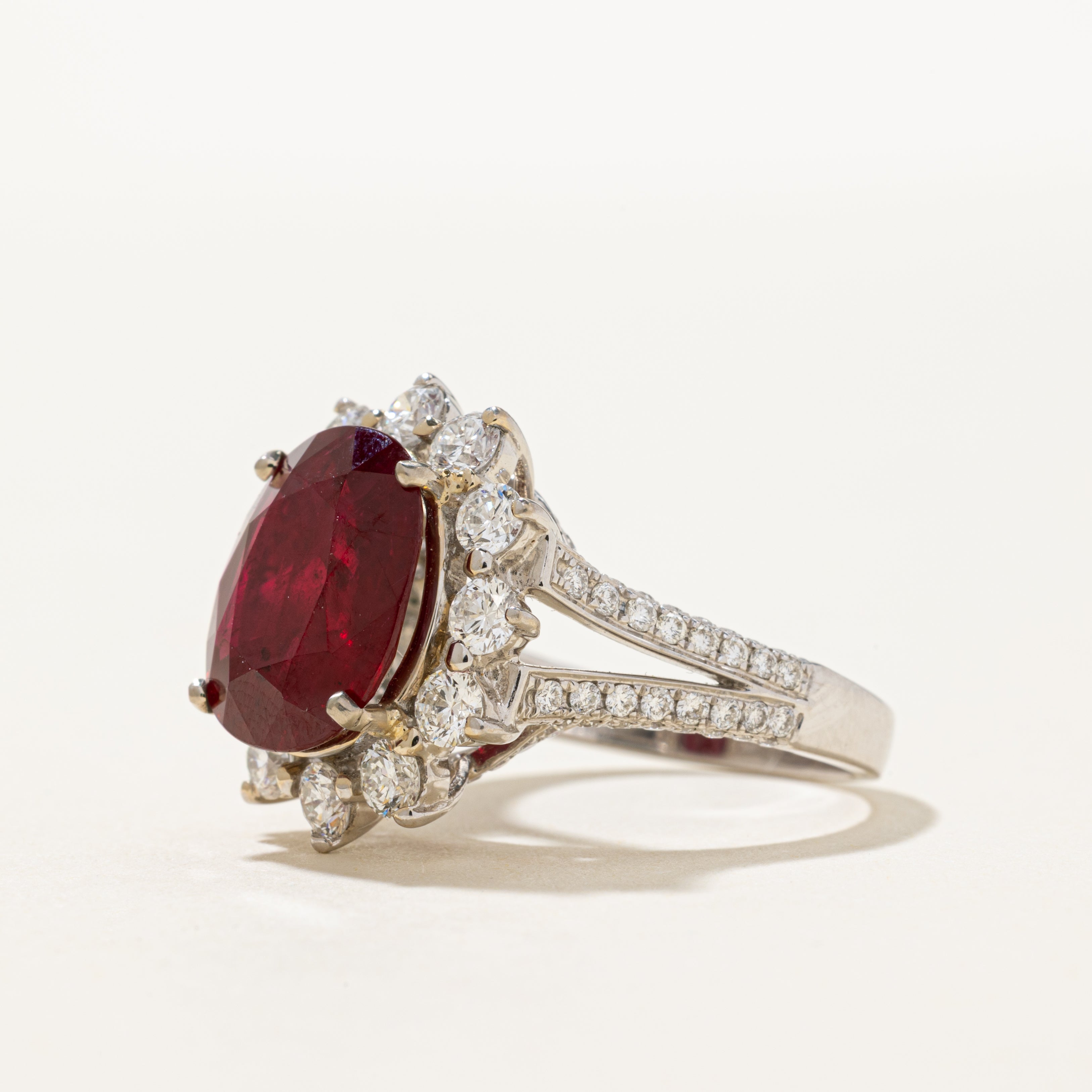***Prix - Bague cocktail GIA rubis et diamants, halo de pétales | 5,22 ct, 2,00 ct au total | Taille 6,5