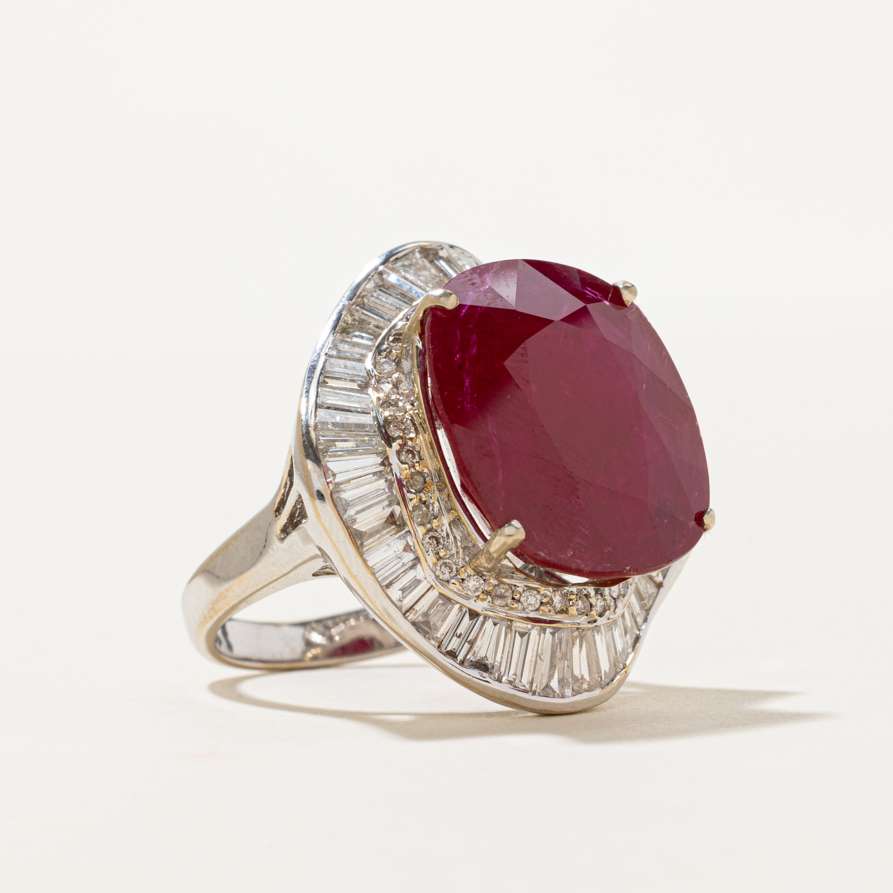 ***Prix - Bague cocktail AIGS Rubis et Diamants | 28,88 ct, 3,57 ct au total | Taille 9,75