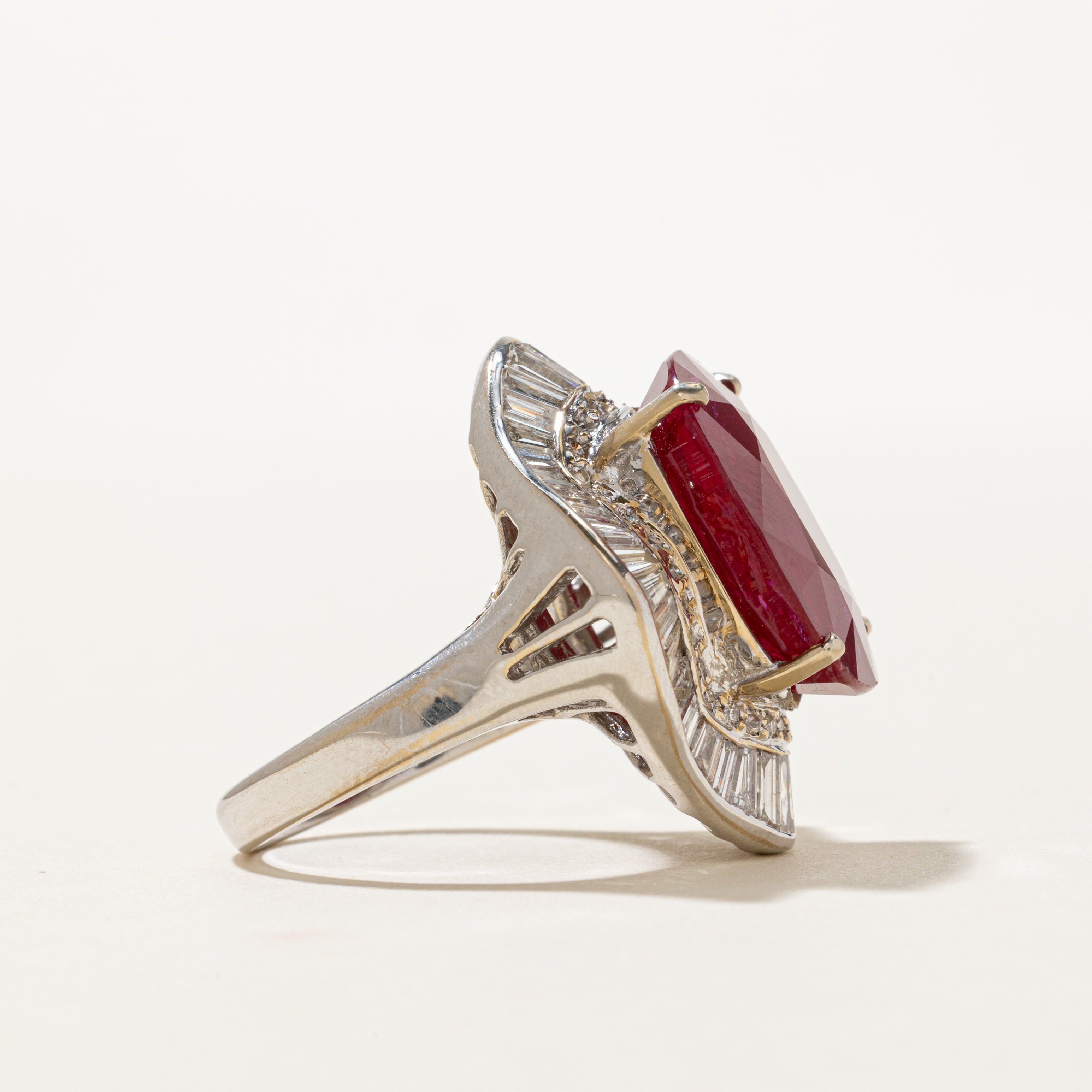 ***Prix - Bague cocktail AIGS Rubis et Diamants | 28,88 ct, 3,57 ct au total | Taille 9,75