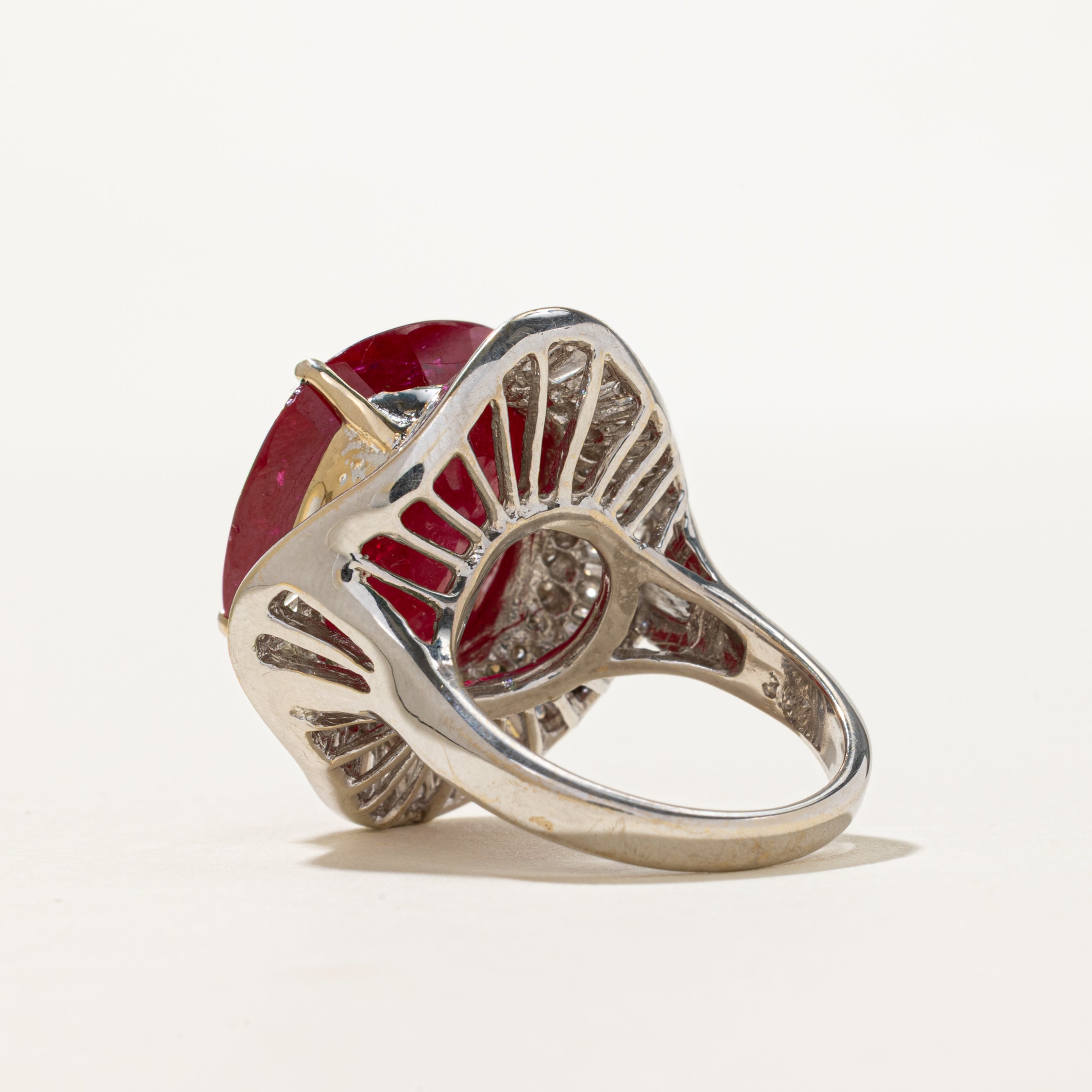 ***Prix - Bague cocktail AIGS Rubis et Diamants | 28,88 ct, 3,57 ct au total | Taille 9,75