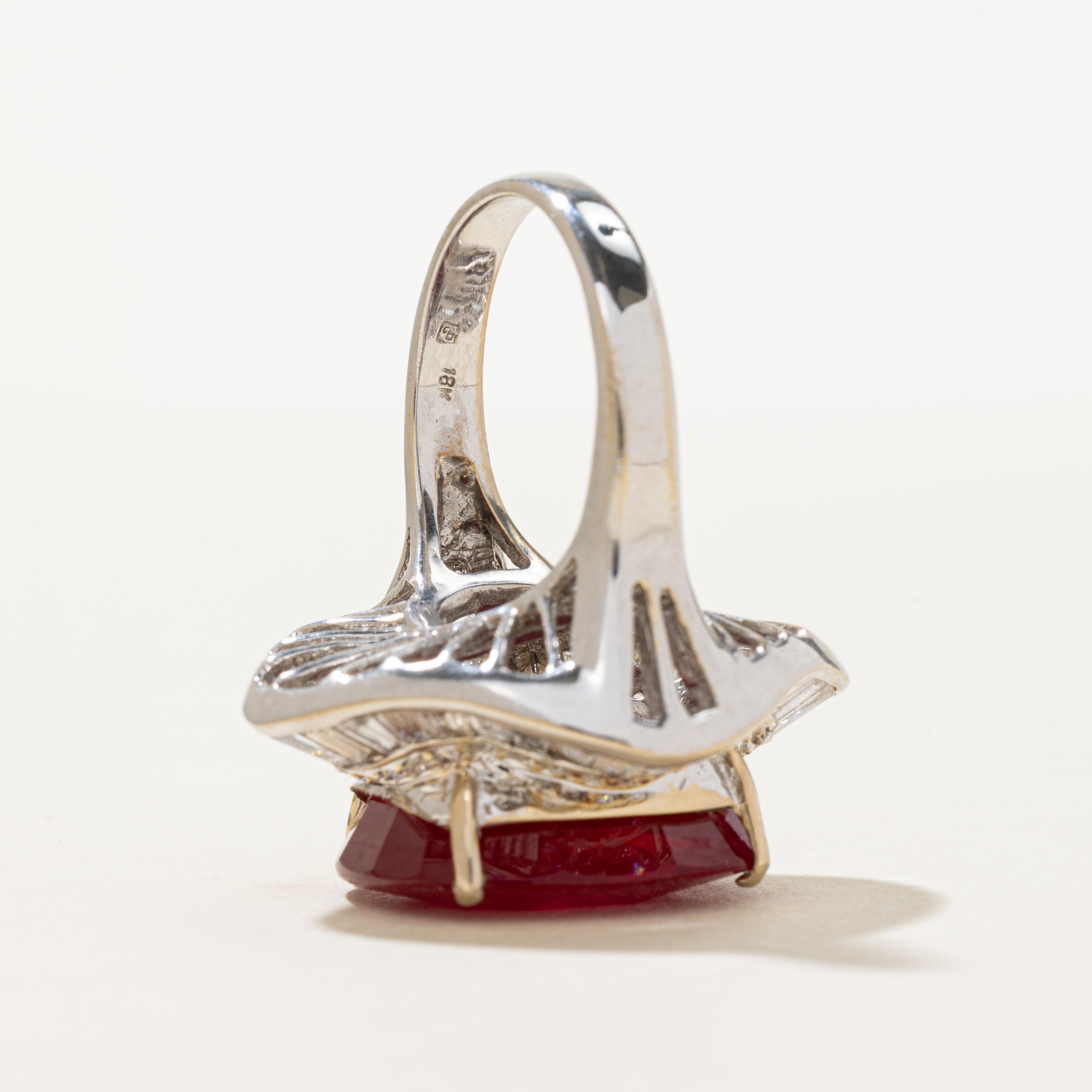 ***Prix - Bague cocktail AIGS Rubis et Diamants | 28,88 ct, 3,57 ct au total | Taille 9,75