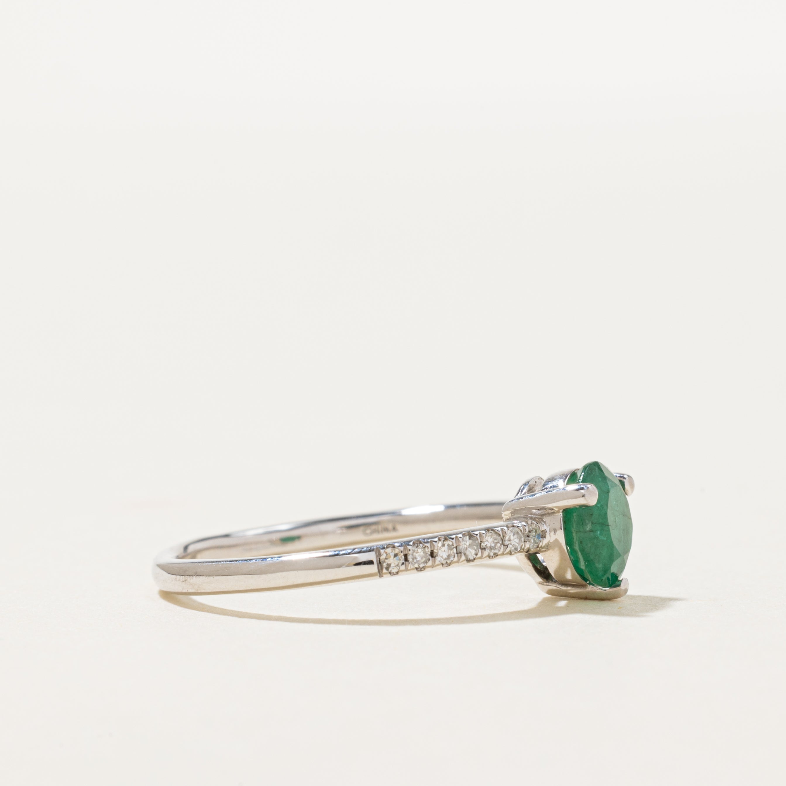 Bague émeraude et diamants | 0,75 ct, 0,07 ct au total | Taille 7,25