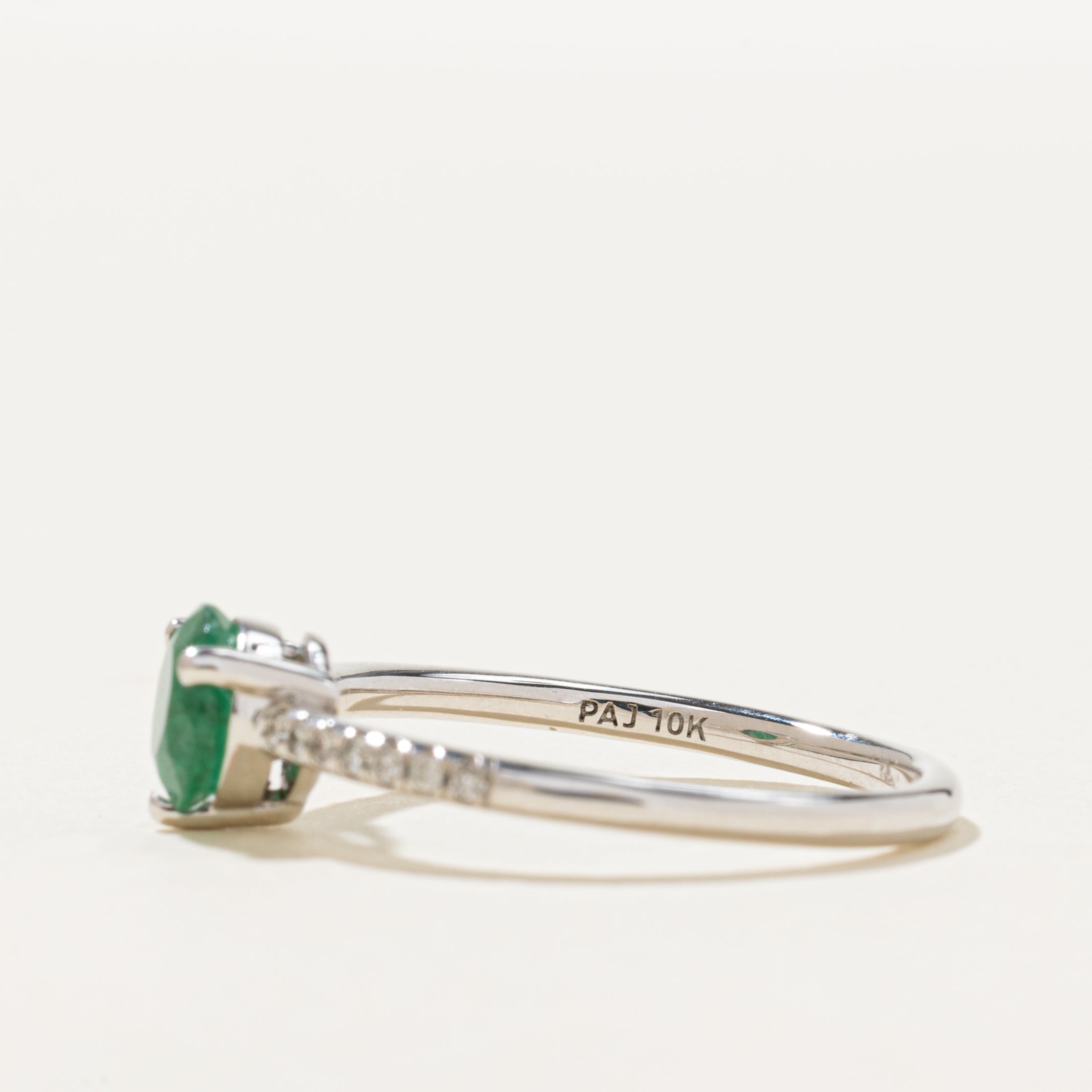 Bague émeraude et diamants | 0,75 ct, 0,07 ct au total | Taille 7,25