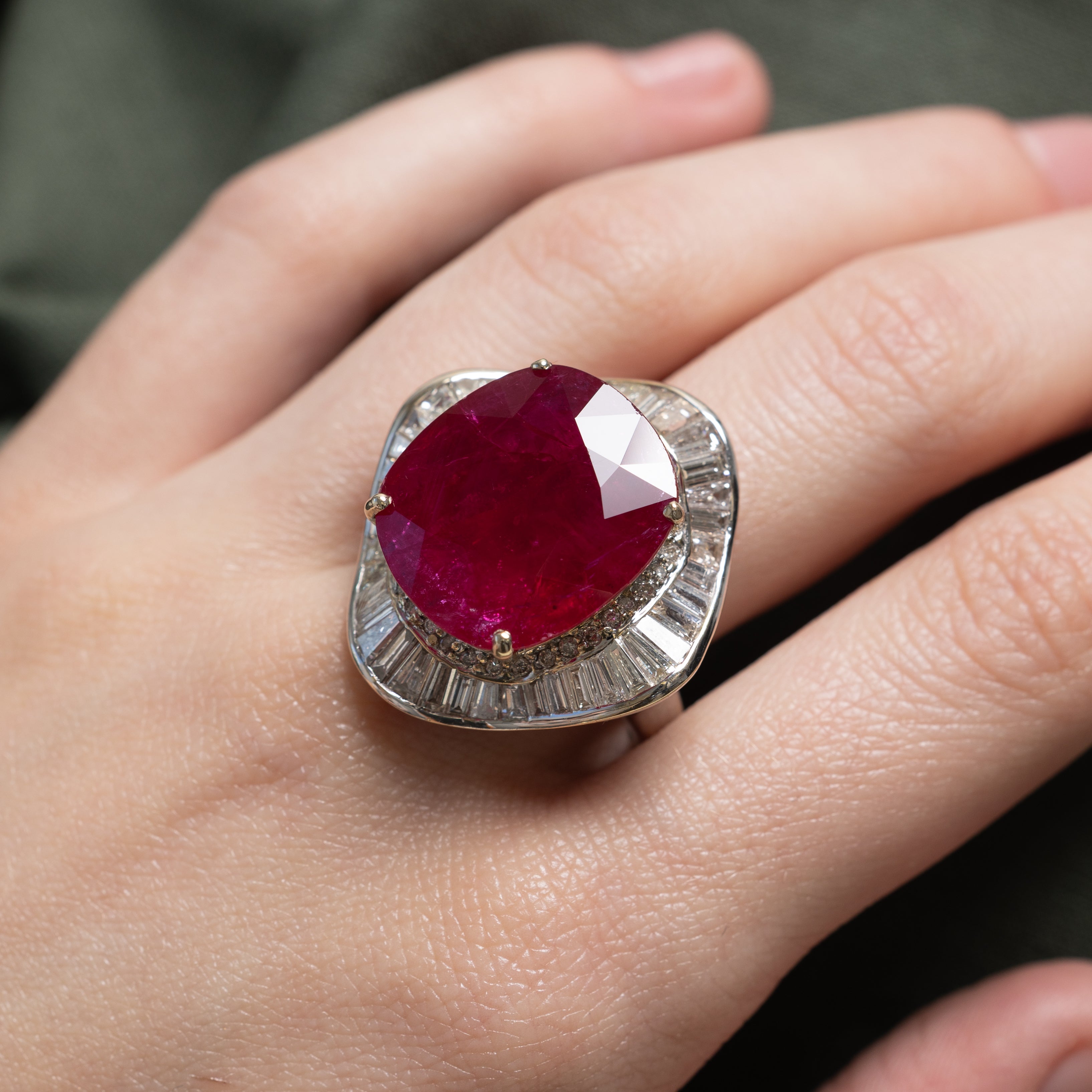 ***Prix - Bague cocktail AIGS Rubis et Diamants | 28,88 ct, 3,57 ct au total | Taille 9,75