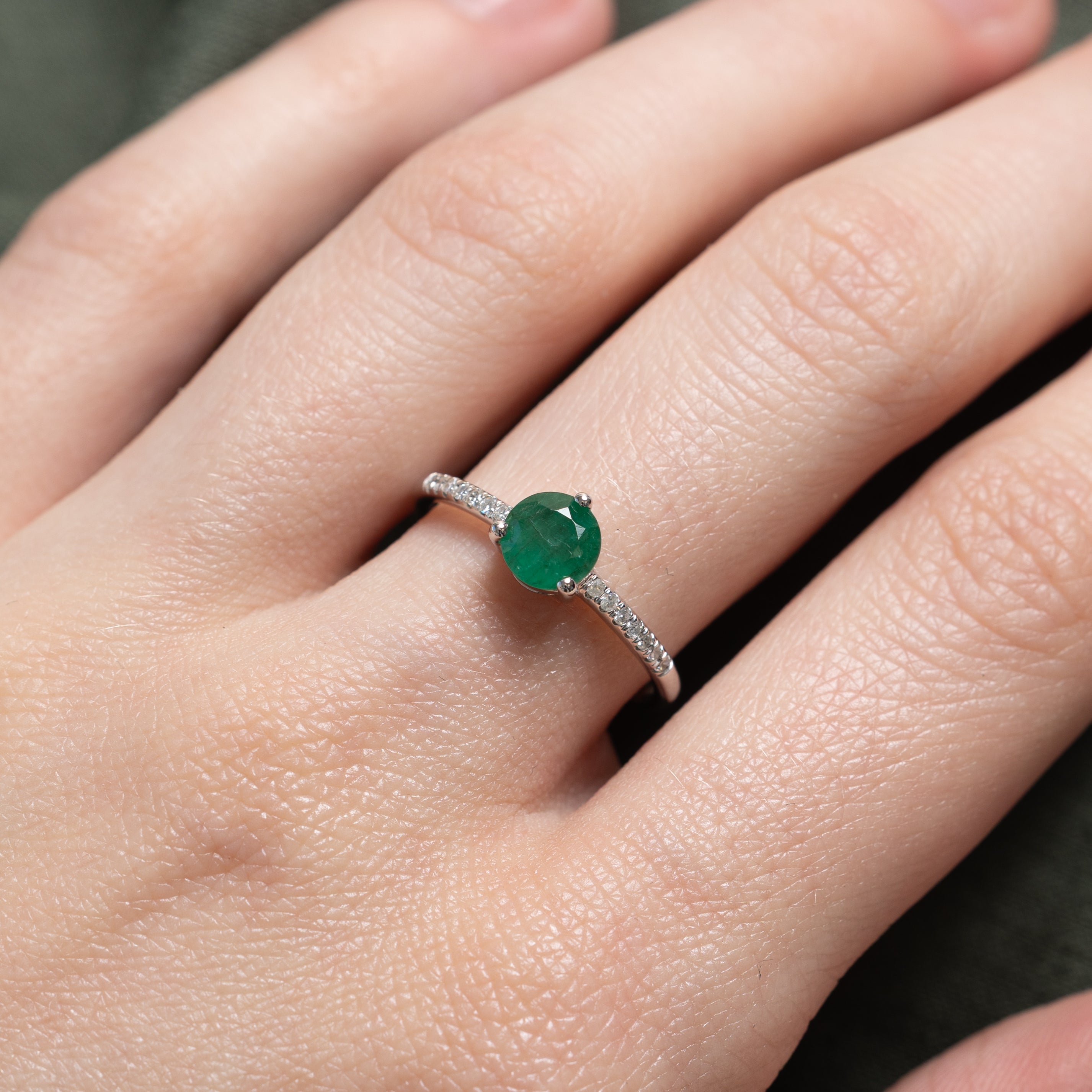 Bague émeraude et diamants | 0,75 ct, 0,07 ct au total | Taille 7,25