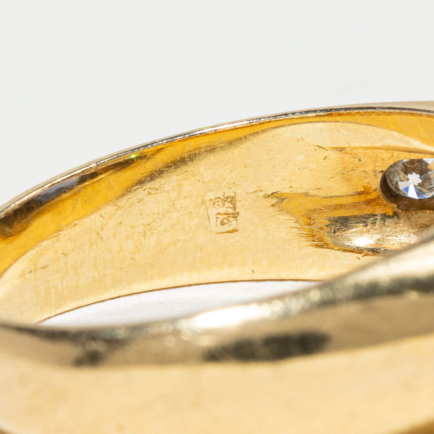 18k East West Oval Cut Sapphire & Diamond Ring | 2.42ct, 0.32ctw | SZ 8.25