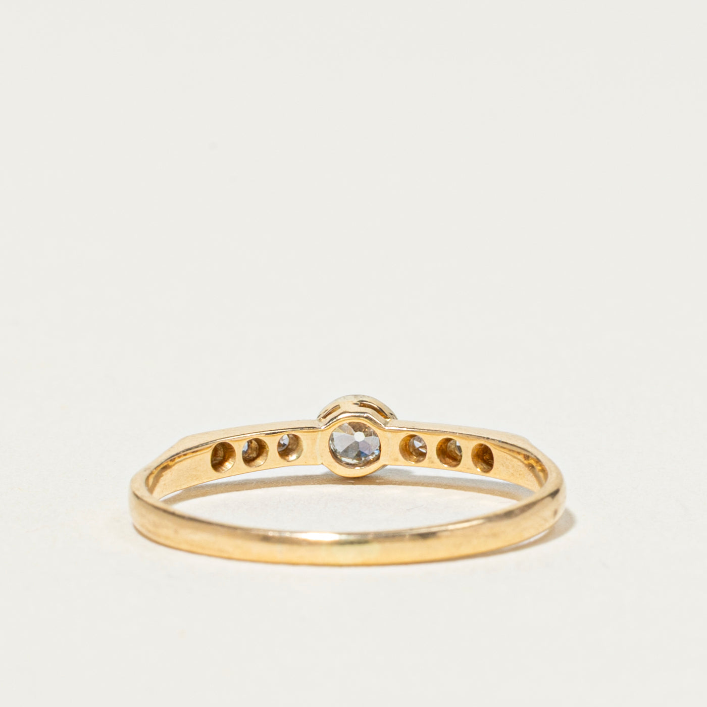 Bague fine en or 18 carats sertie clos d'un diamant taille ancienne européenne | 0,17 ct | Taille 7,5