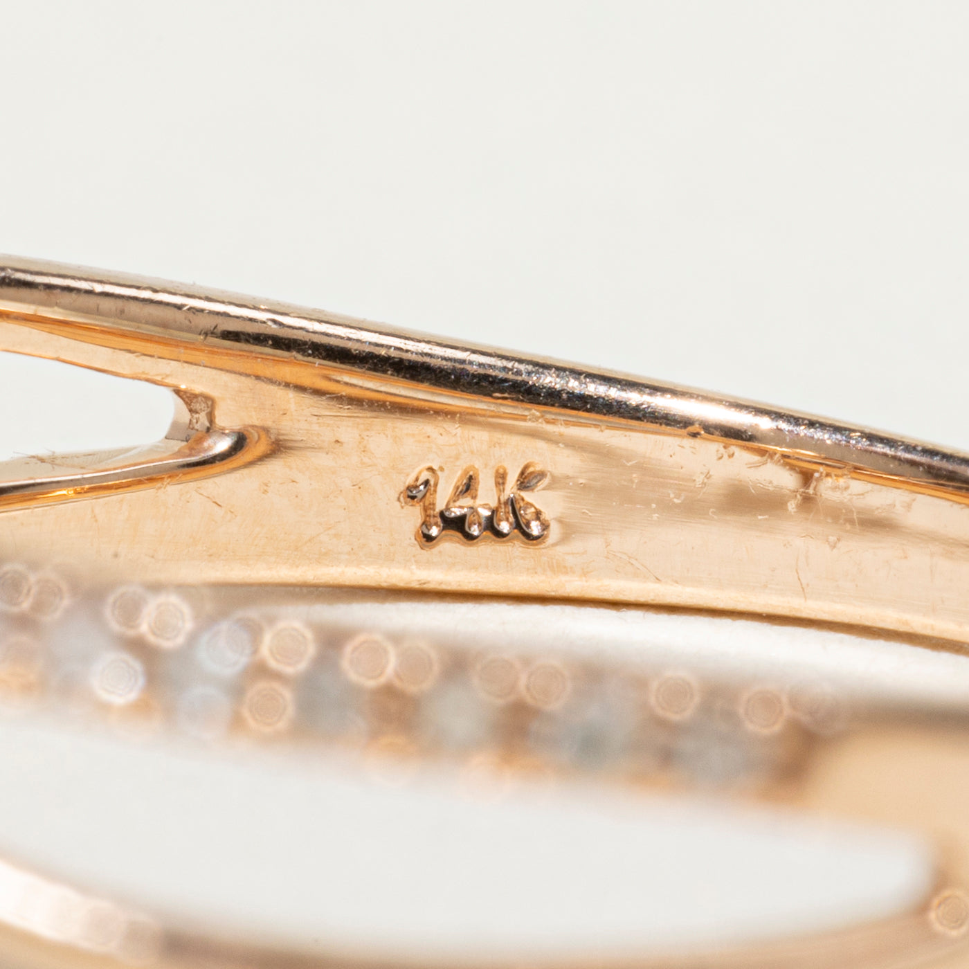 Bague croisée en saphir blanc et diamants | 0,66 ct, 0,09 ct au total | Taille 6,25