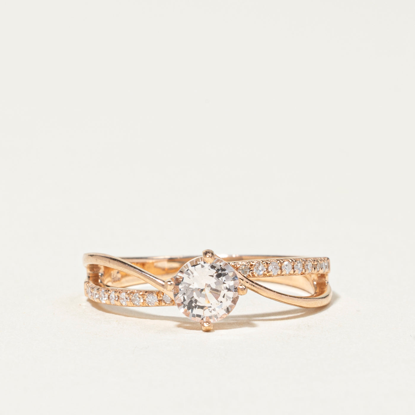 Bague croisée en saphir blanc et diamants | 0,66 ct, 0,09 ct au total | Taille 6,25