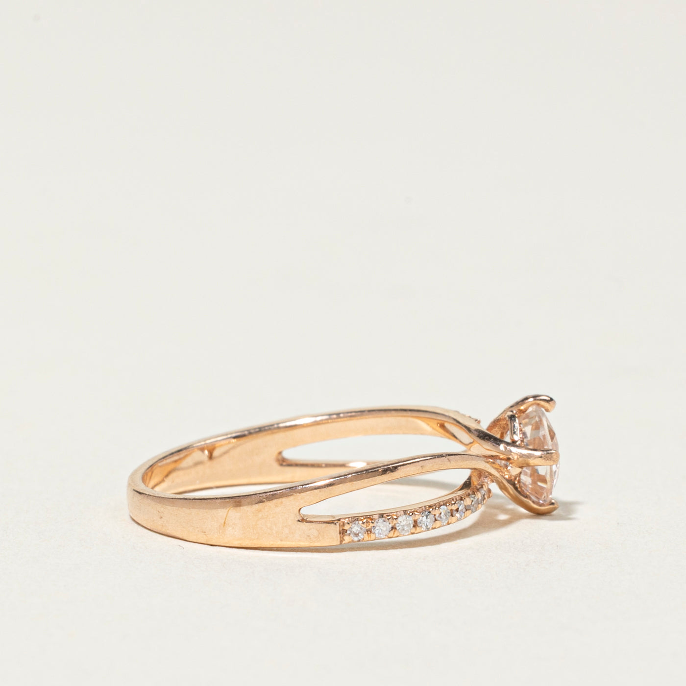 Bague croisée en saphir blanc et diamants | 0,66 ct, 0,09 ct au total | Taille 6,25