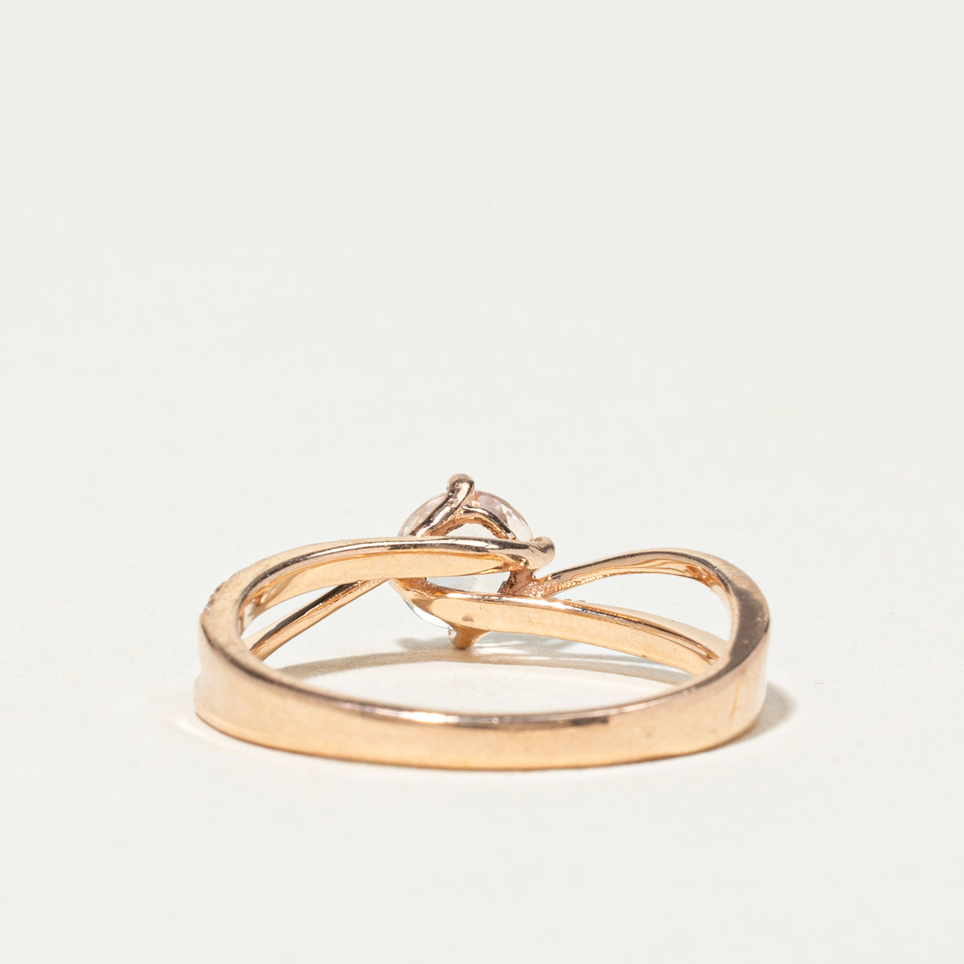 Bague croisée en saphir blanc et diamants | 0,66 ct, 0,09 ct au total | Taille 6,25