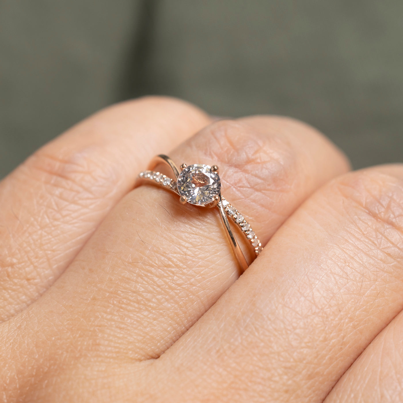 Bague croisée en saphir blanc et diamants | 0,66 ct, 0,09 ct au total | Taille 6,25