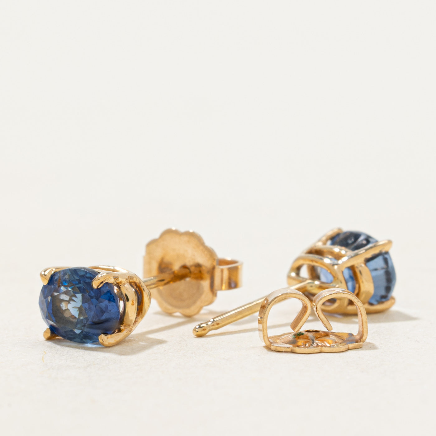 Boucles d'oreilles puces en saphir taille ovale | 1,71 ct |