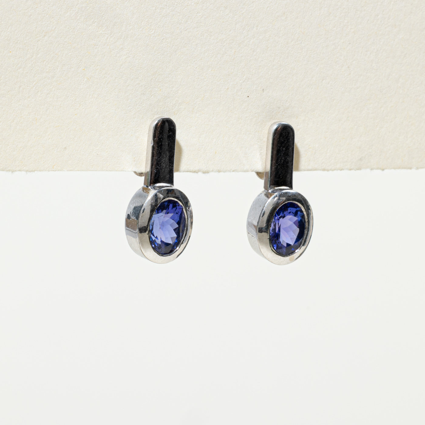 Boucles d'oreilles pendantes en tanzanite sertie clos | 2,0 ct |