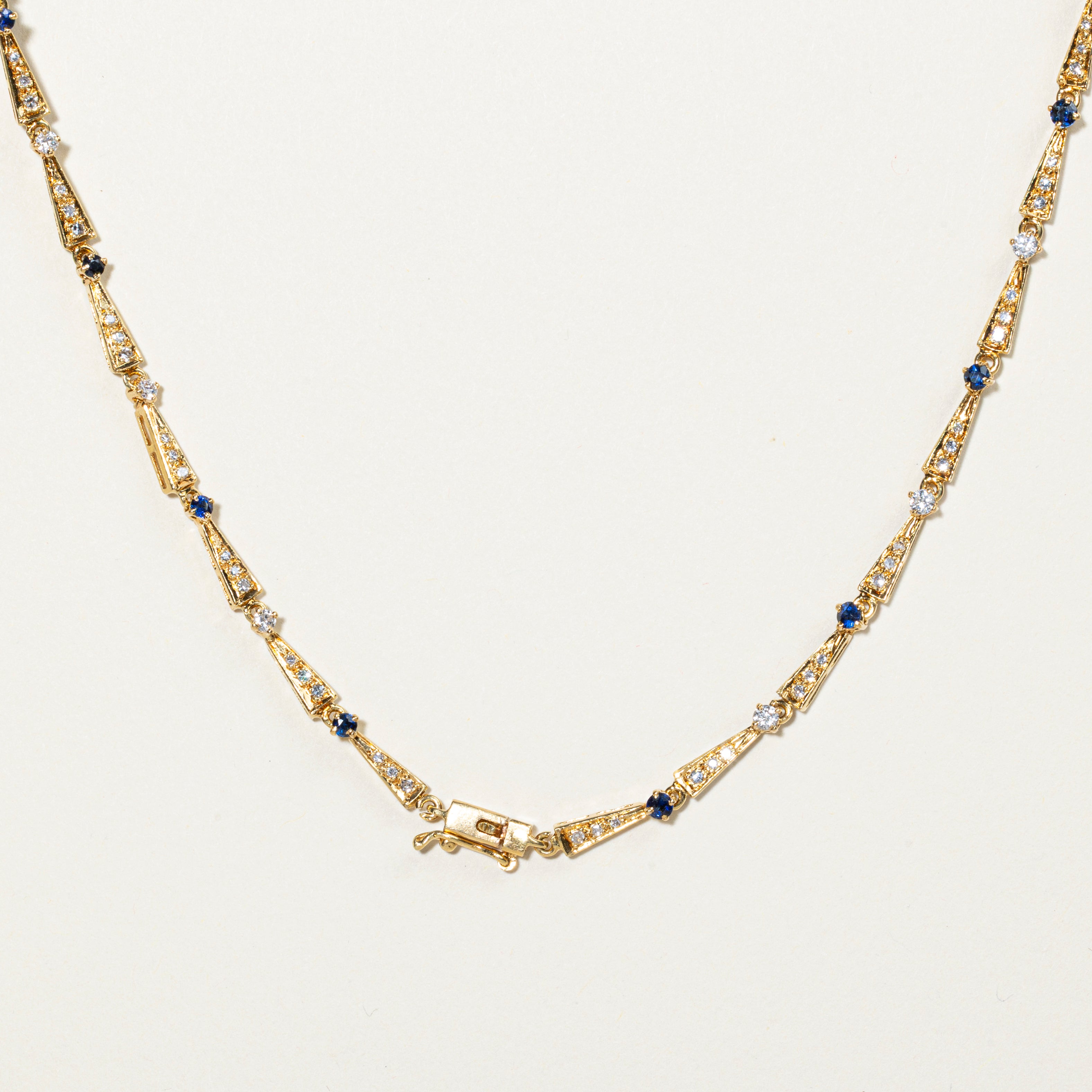 Collier statement nœud en saphirs et diamants | 1,98 ct, 1,61 ct | 42 cm