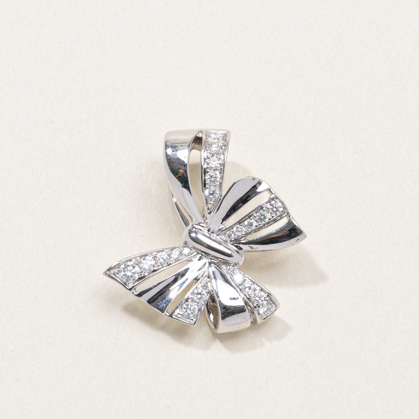 Pendentif nœud en or blanc 18 carats serti de diamants