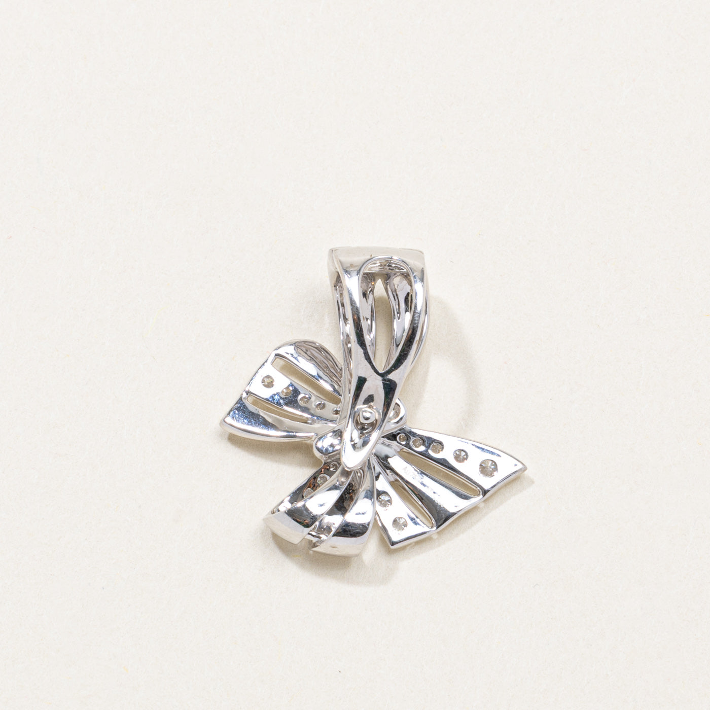 Pendentif nœud en or blanc 18 carats serti de diamants