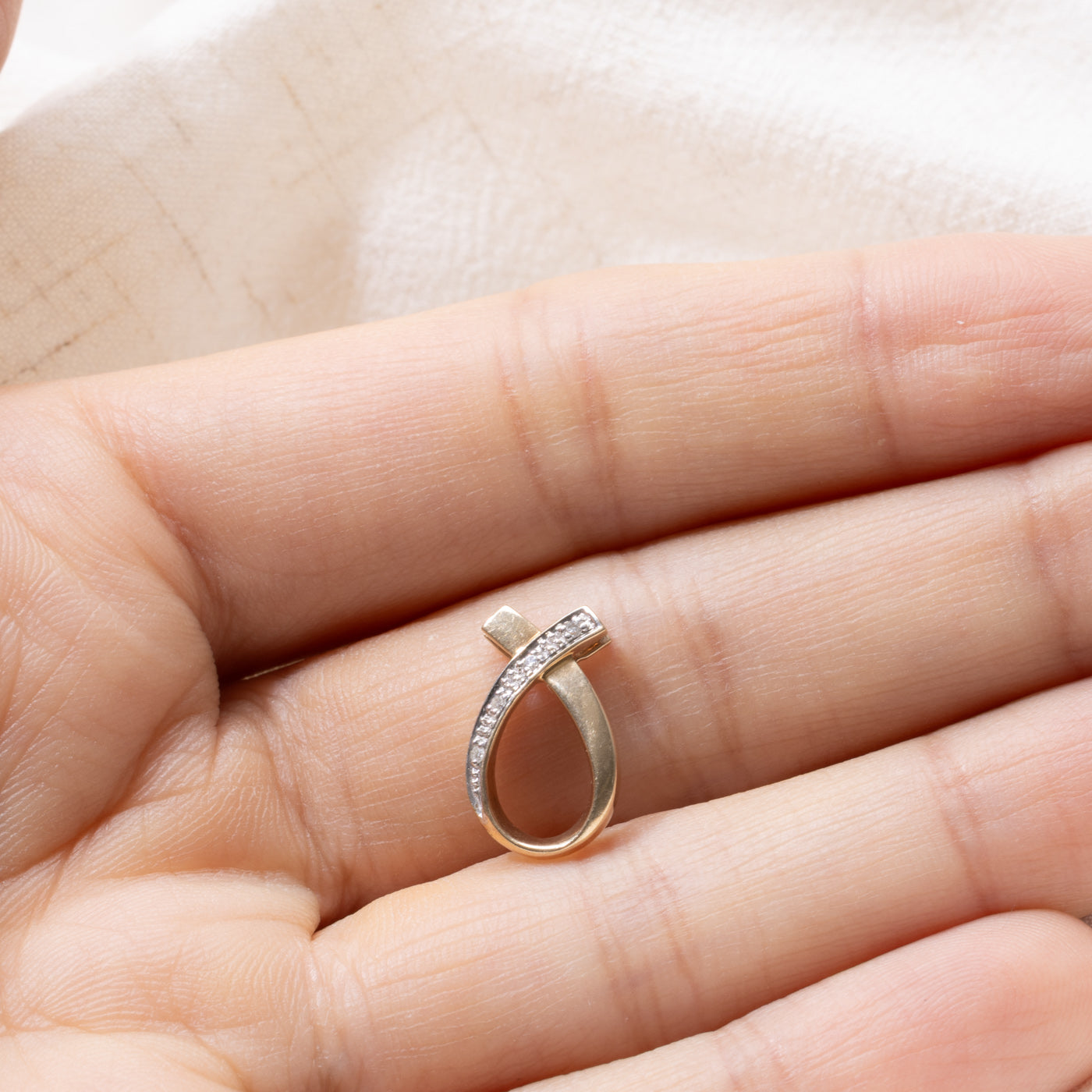 10K Diamond Crossover Pendant