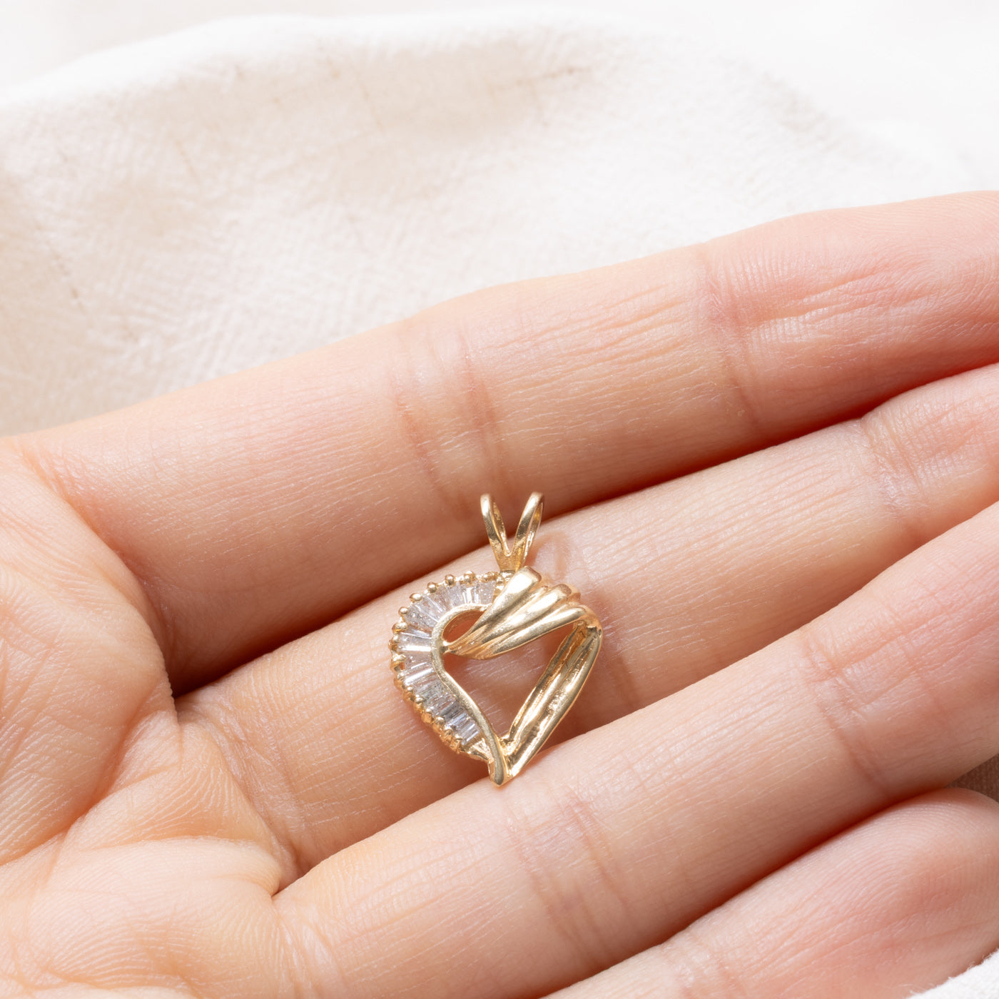Pendentif cœur en or 14 carats serti de diamants taille baguette