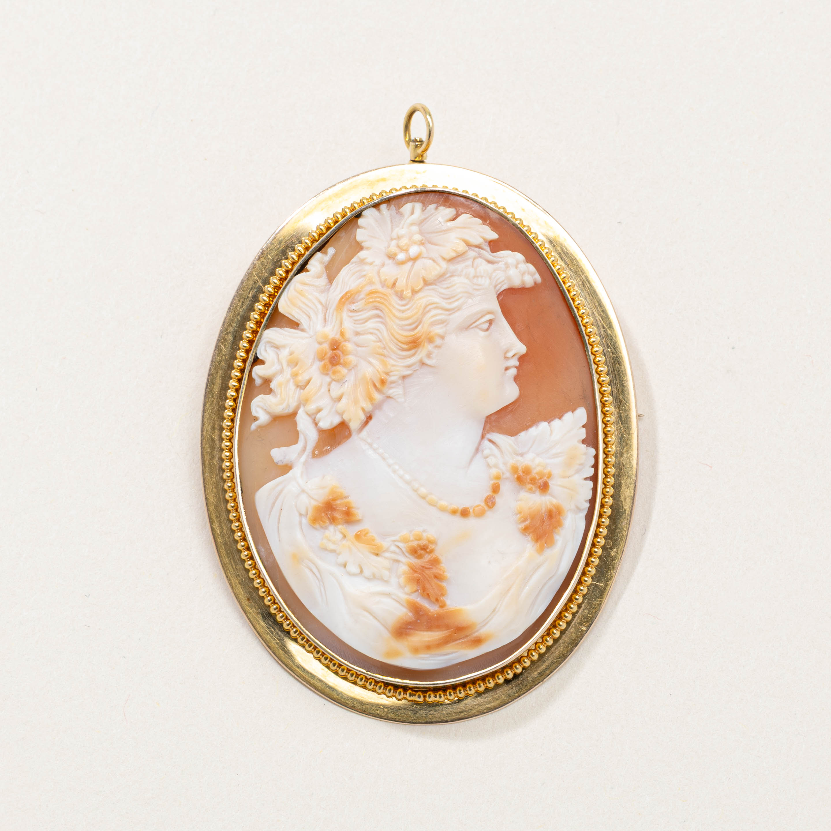 Pendentif en or 14 carats 9141-34, style victorien « Birks », camée coquillage, motif floral/feuille | 36,00 ct