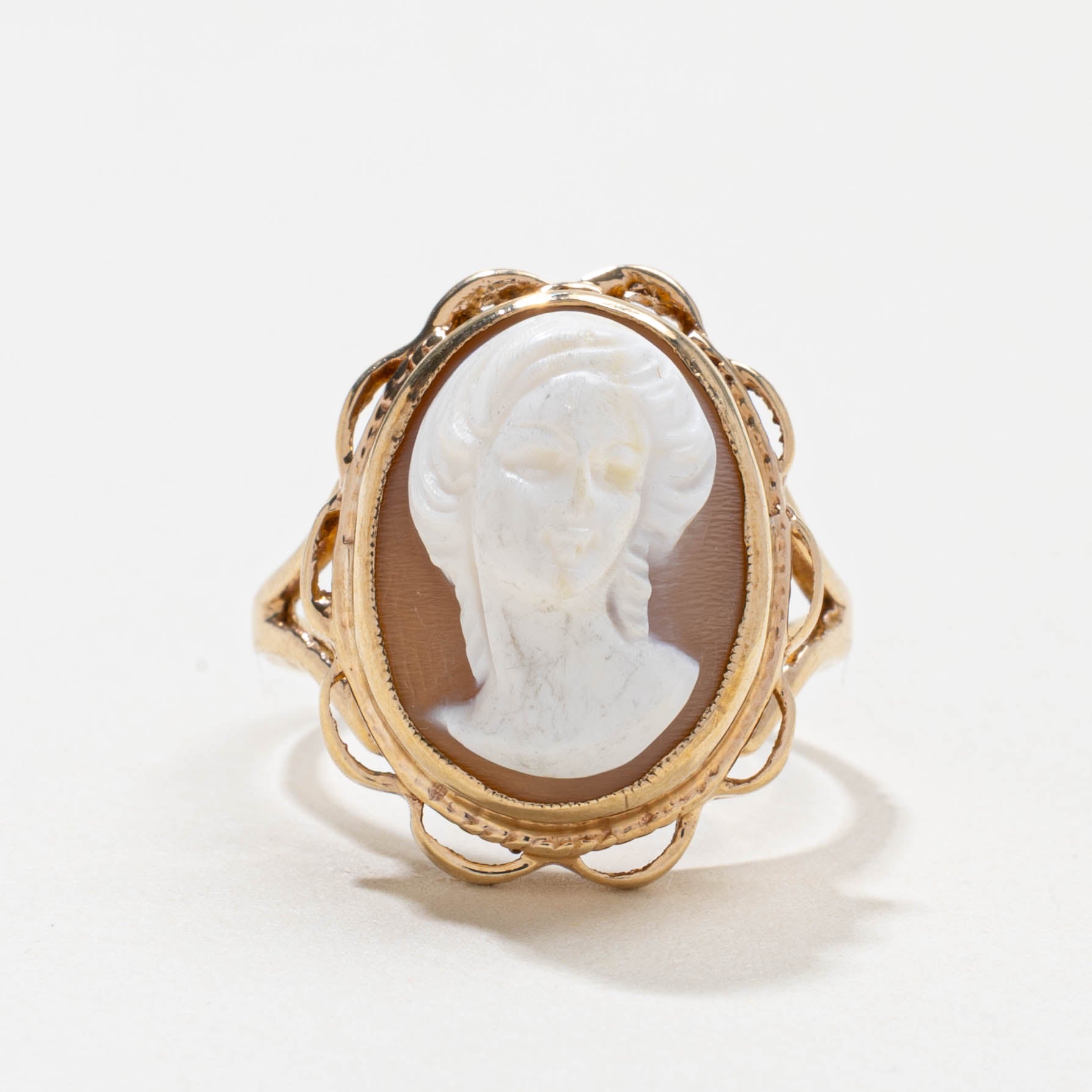 1975 London 9k Shell Cameo Scalloped Ring | 7.00ct | SZ 7.0