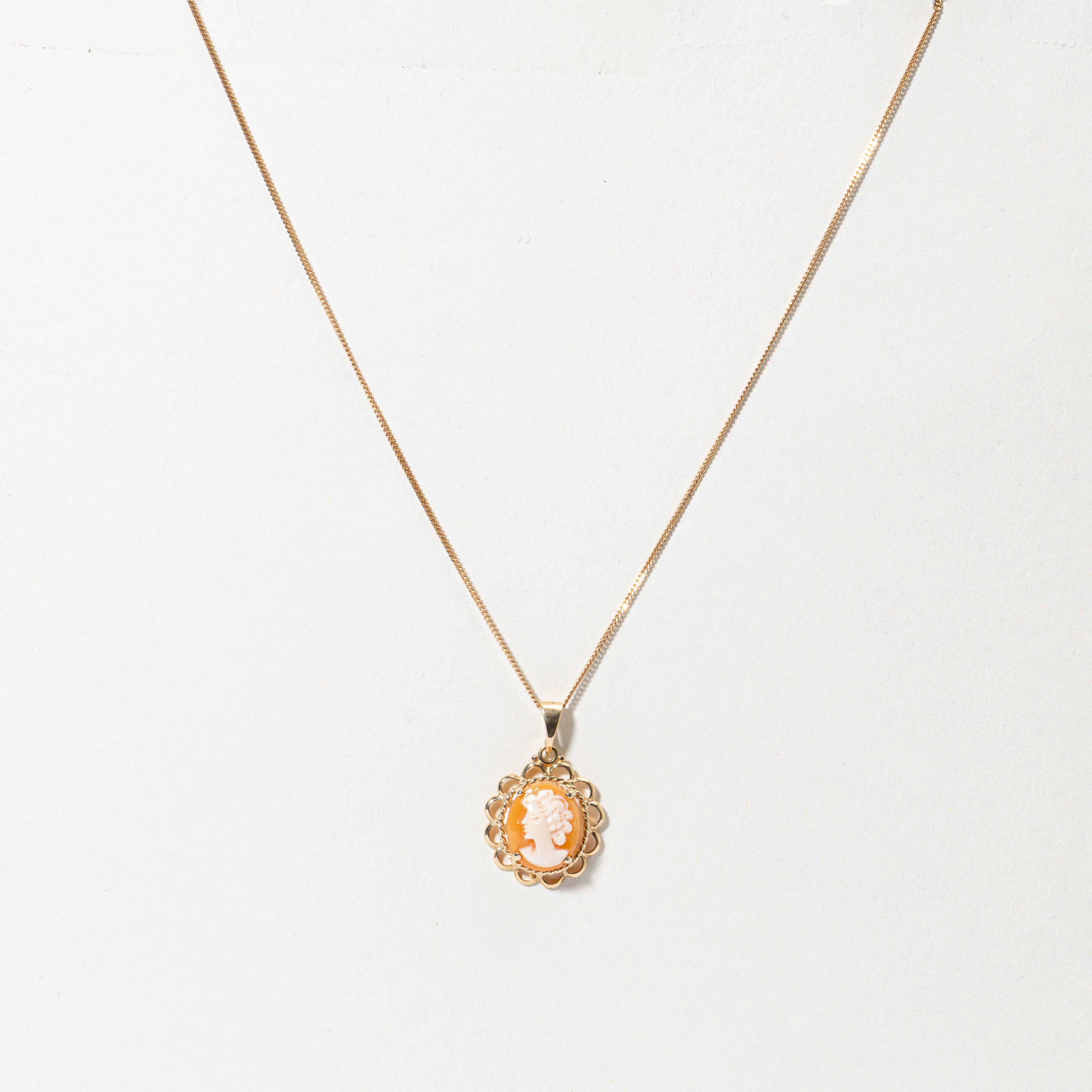 Collier pendentif camée camée cabochon coquillage orné d'un cabochon floral/feuille en or 10 carats (réf. 9141-09) | 2,50 ct | 40,6 cm