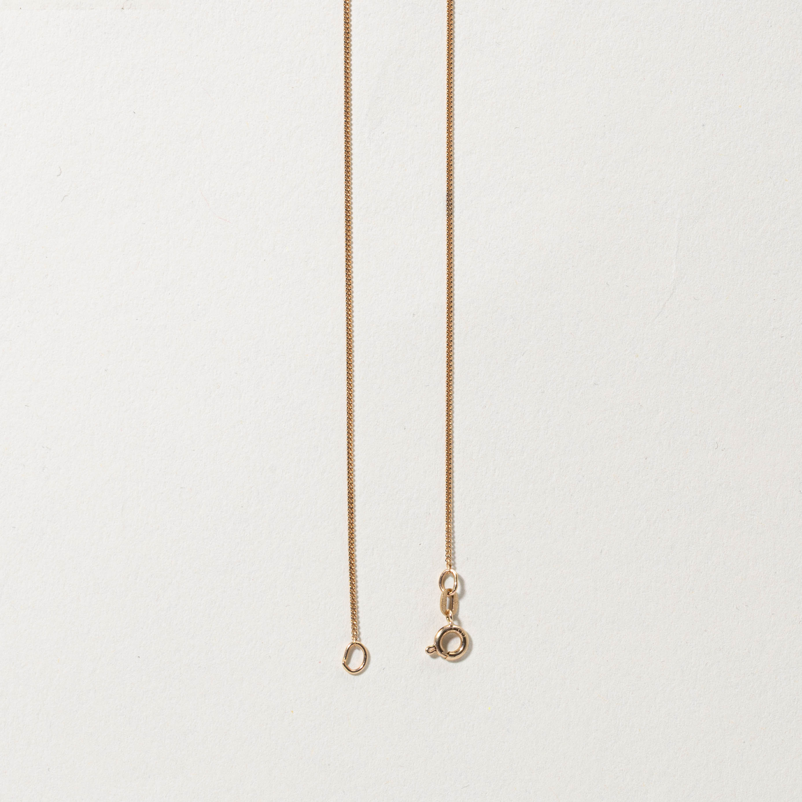 Collier pendentif camée camée cabochon coquillage orné d'un cabochon floral/feuille en or 10 carats (réf. 9141-09) | 2,50 ct | 40,6 cm