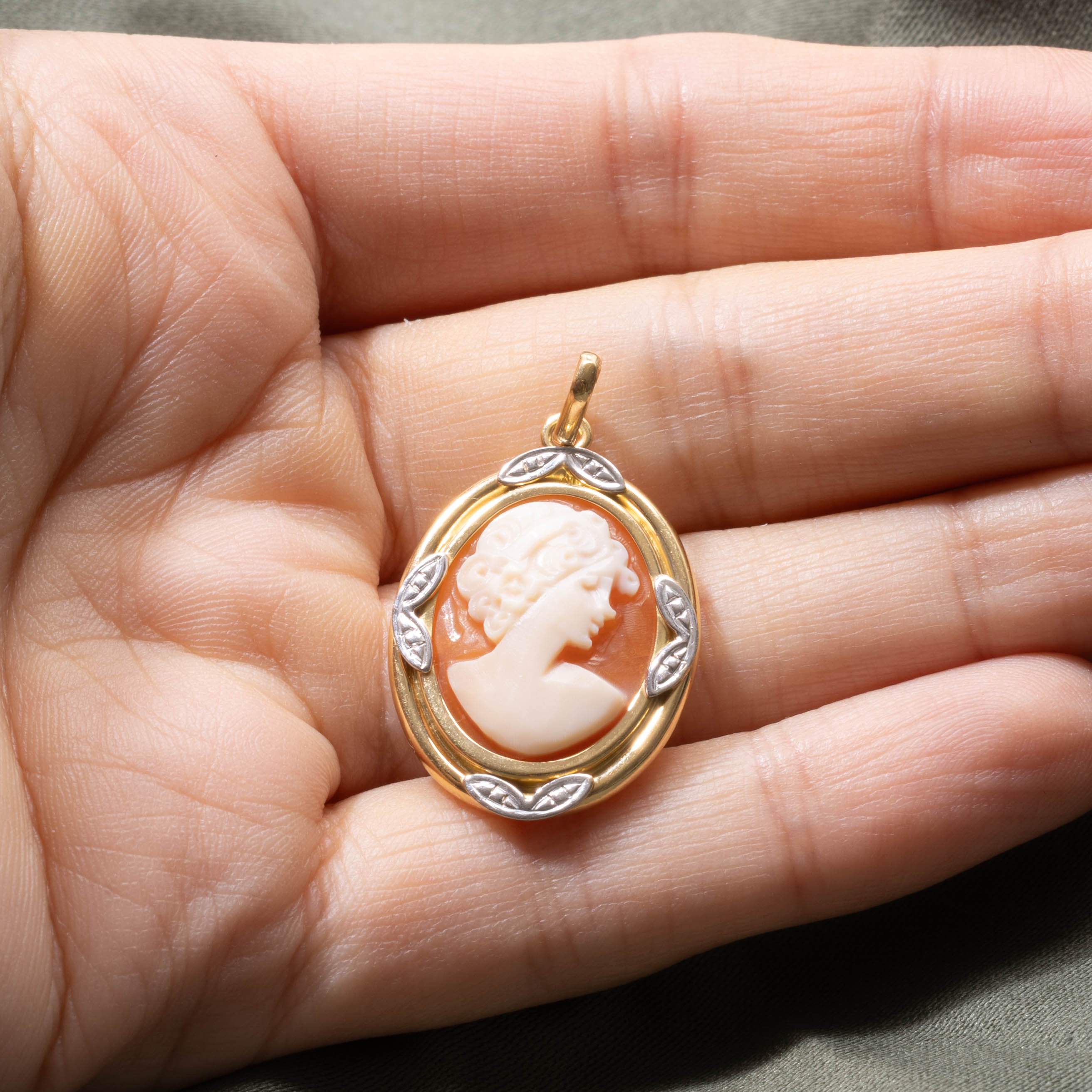 18k Two Tone Shell Cameo Floral Pendant | 3.00ct