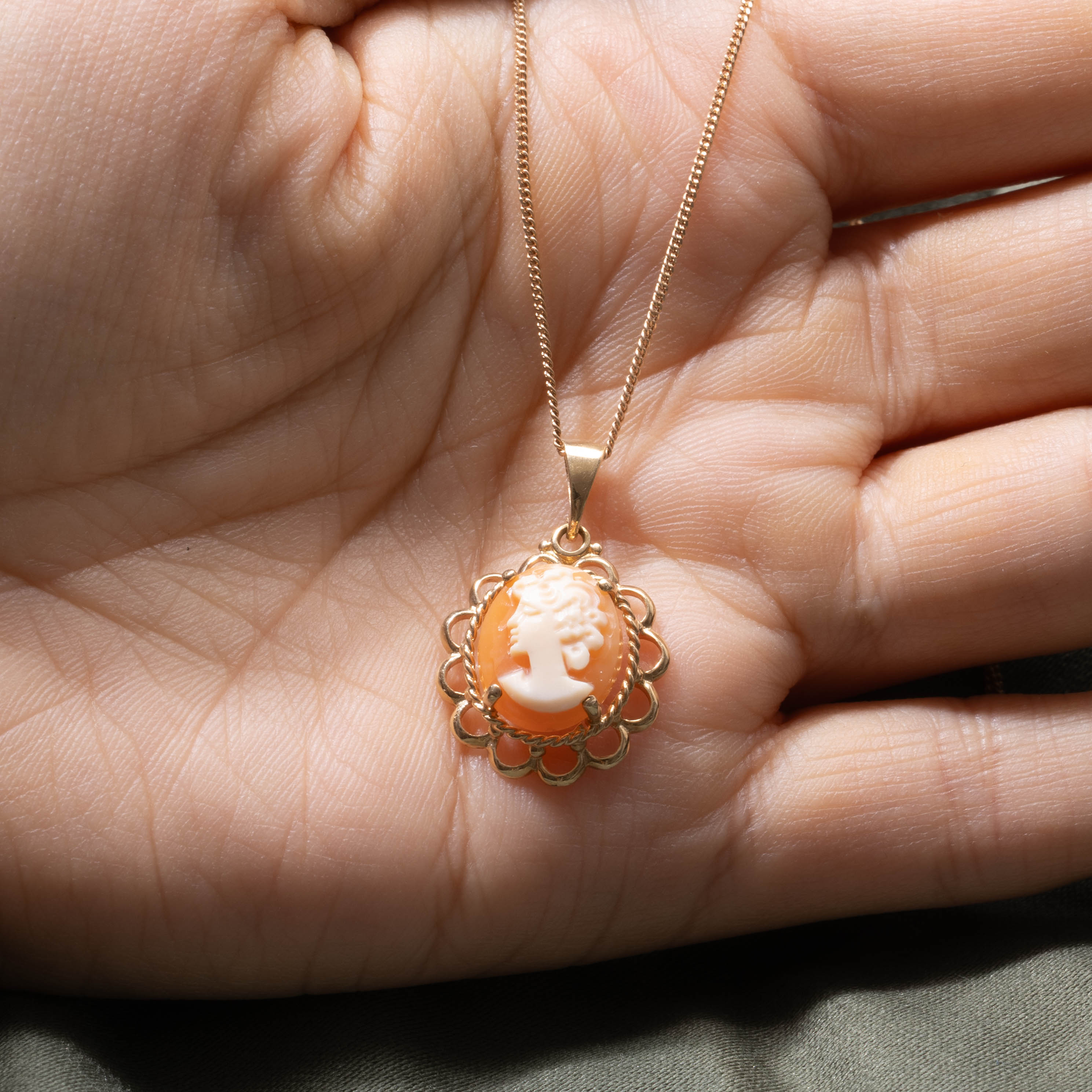 10k Shell Cameo Scalloped Pendant Necklace | 2.50ct | 16"