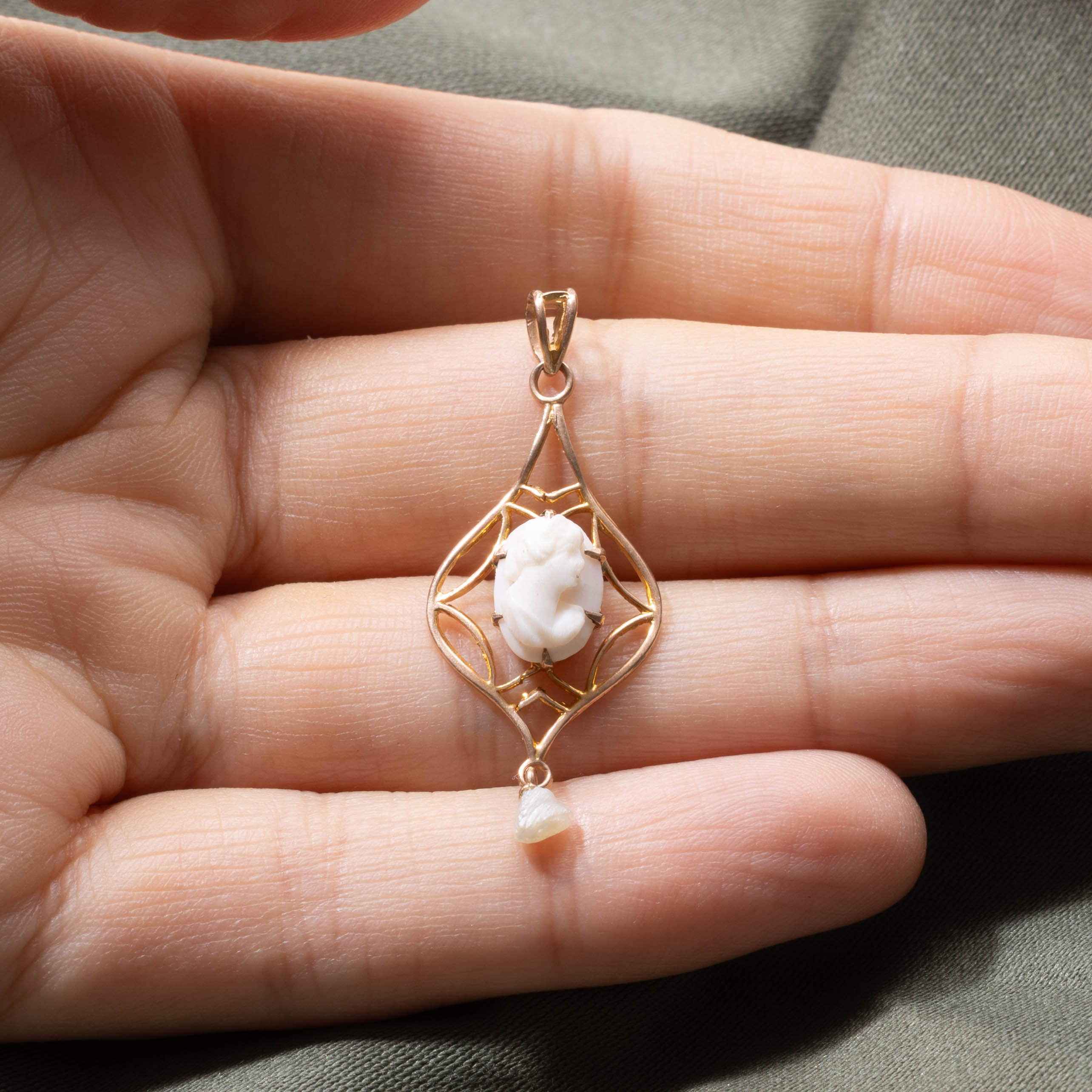 10k Shell Cameo Openwork Pendant | 1.80ct