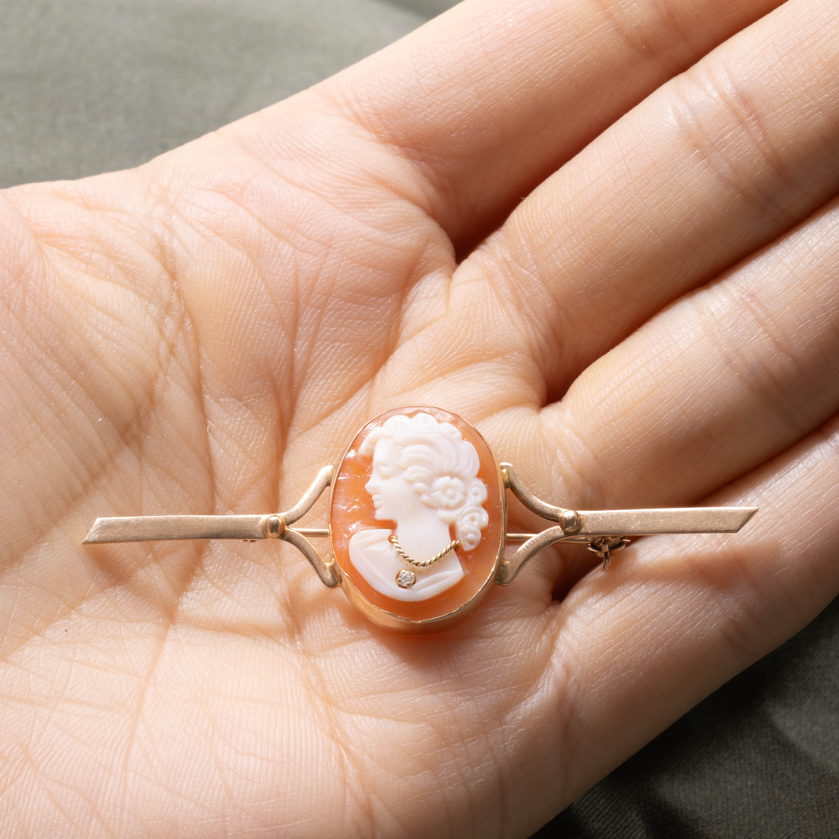 14k Shell Cameo & White Sapphire Brooch | 4.00ct, 0.01ct