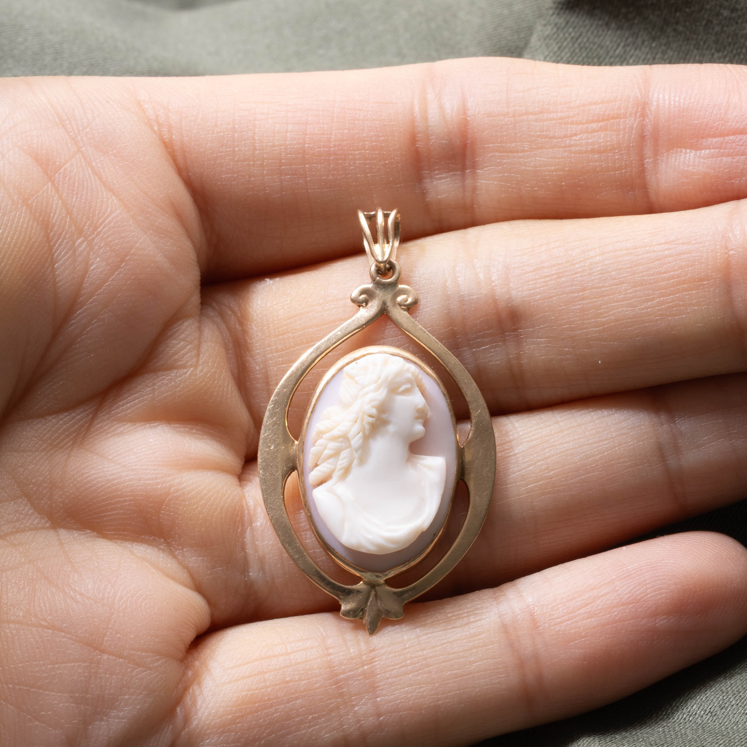 9k Shell Cameo Pendant | 7.00ct