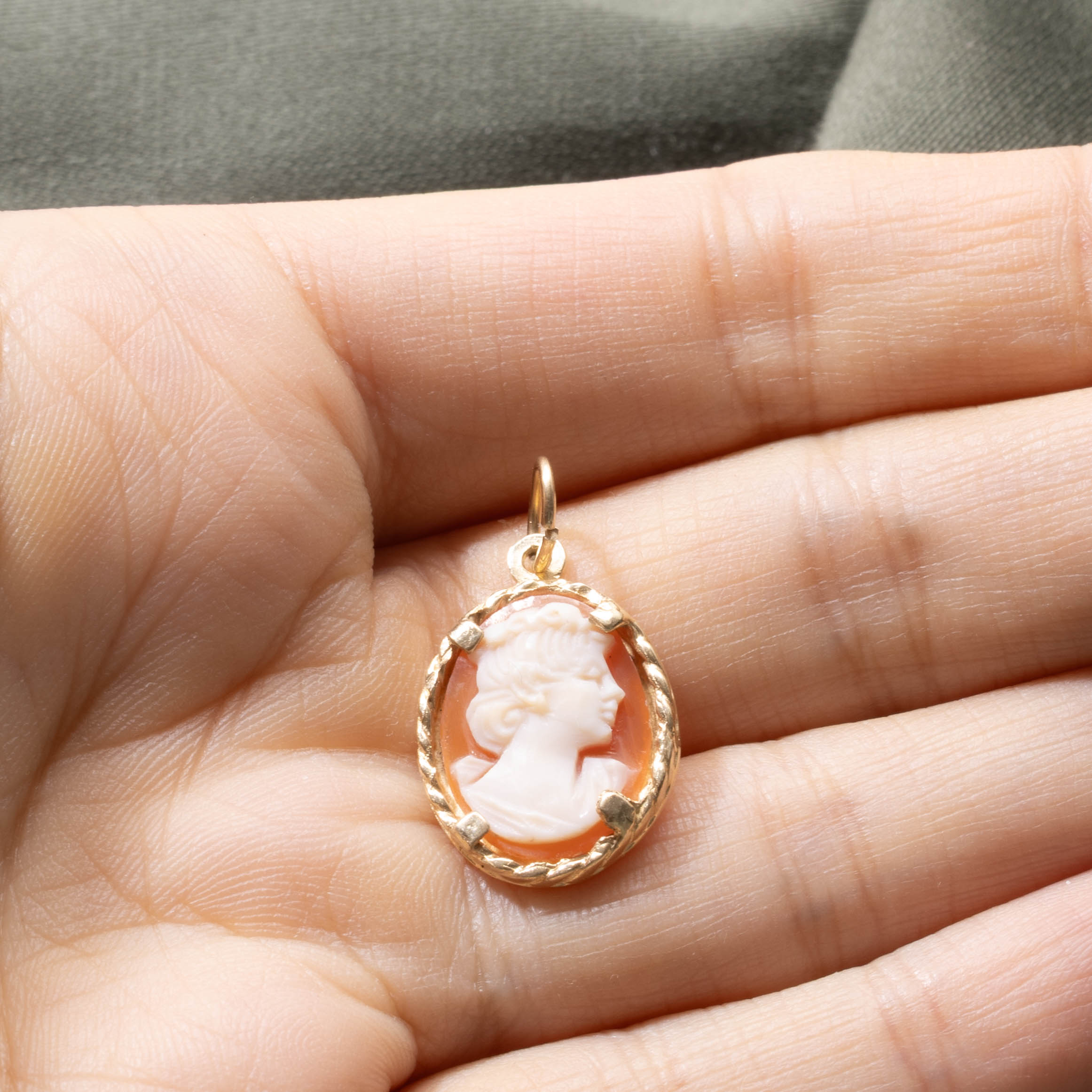 14k Cabochon Shell Cameo Pendant | 3.00ct