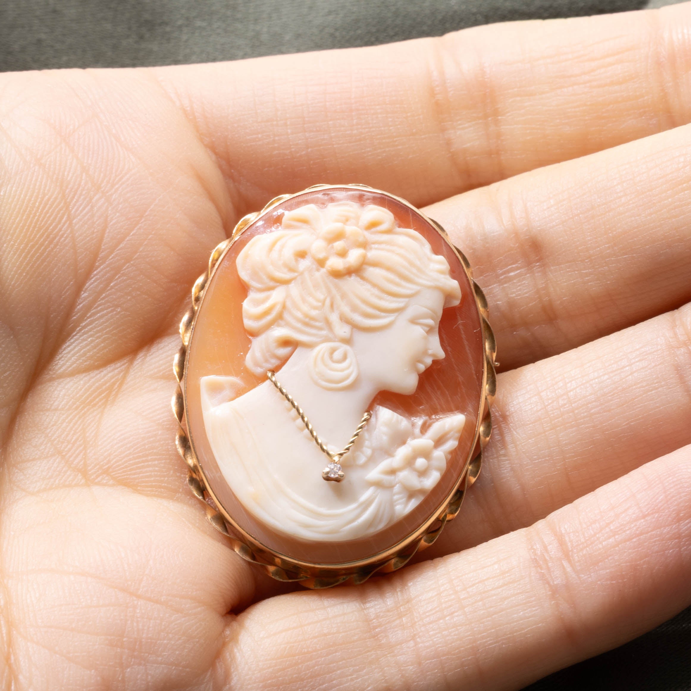 Pendentif orné de motifs floraux et de feuilles, style victorien, en coquillage camée et saphir blanc (réf. 9141-27) | 16,00 ct, 0,01 ct