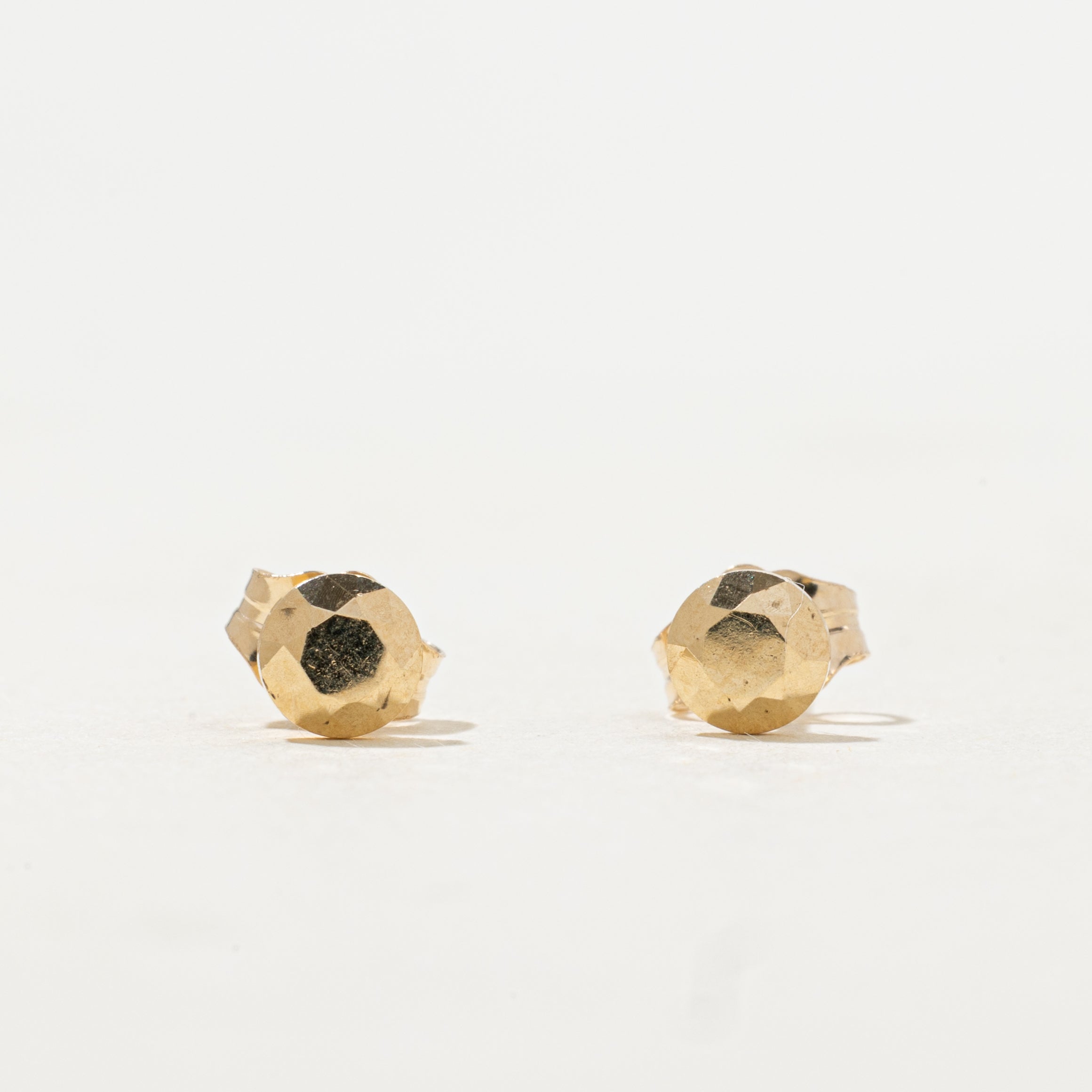 Boucles d'oreilles puces à facettes en or jaune 10 carats