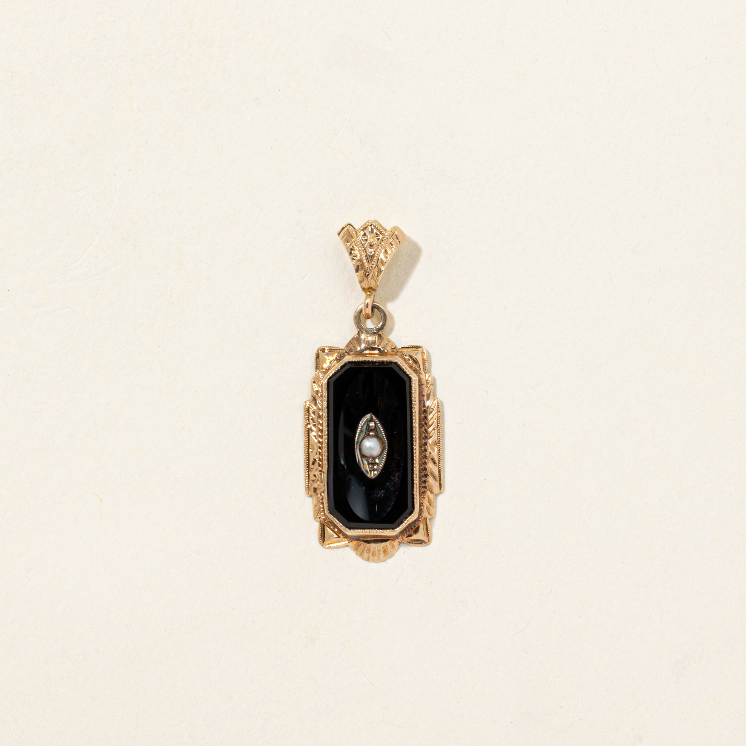 Pendentif gravé en onyx et perle | 2,80 ct