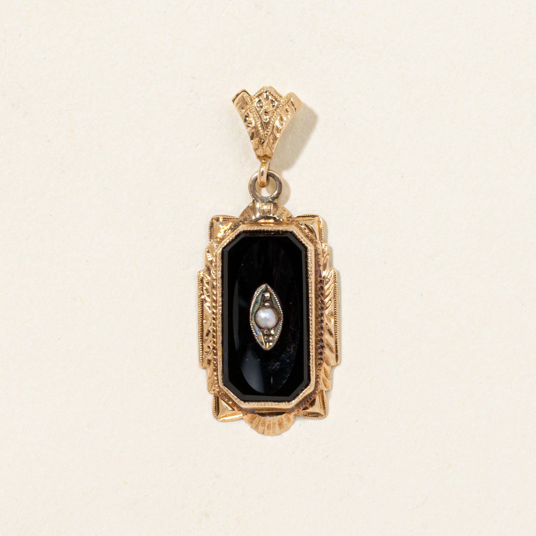 Pendentif gravé en onyx et perle | 2,80 ct
