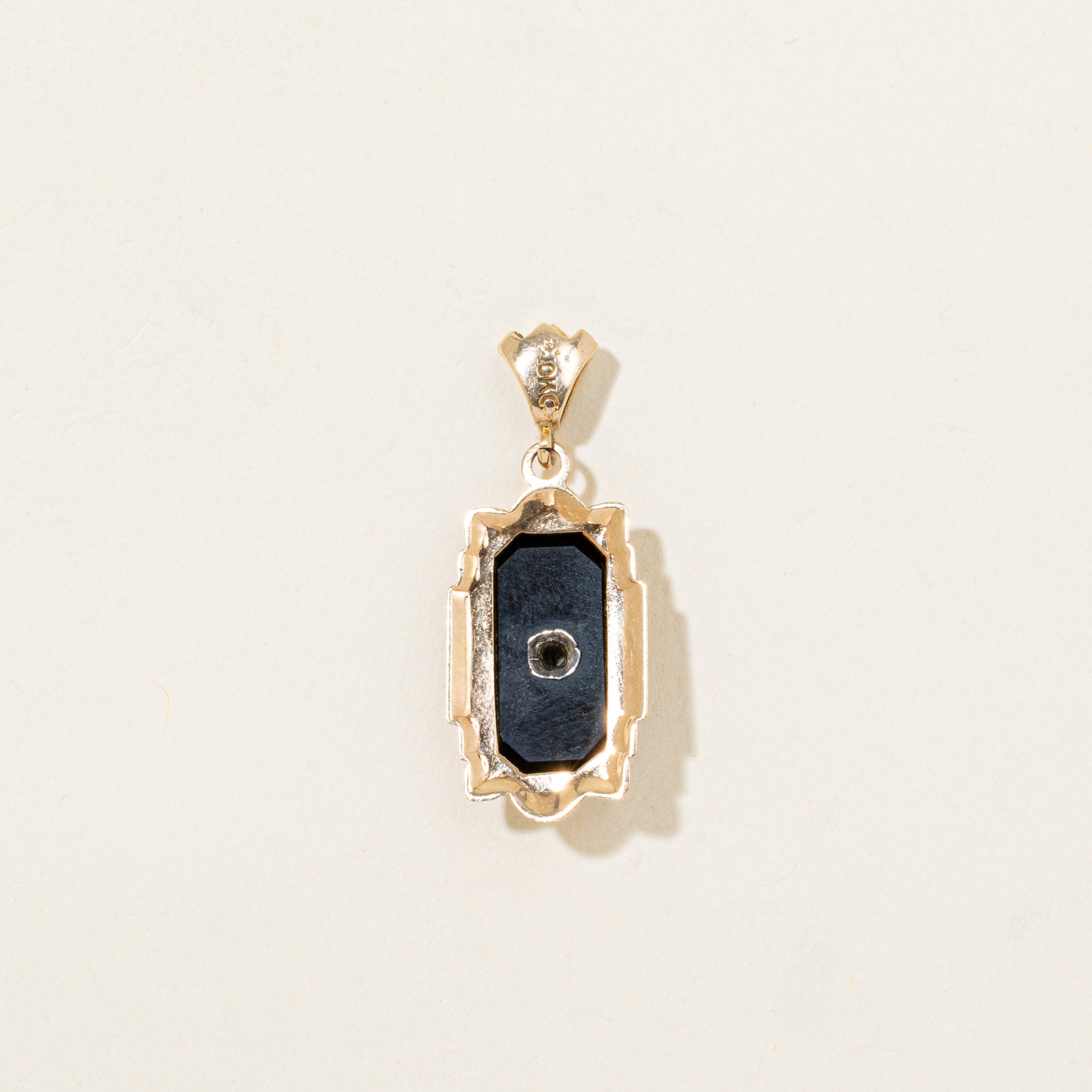 Pendentif gravé en onyx et perle | 2,80 ct