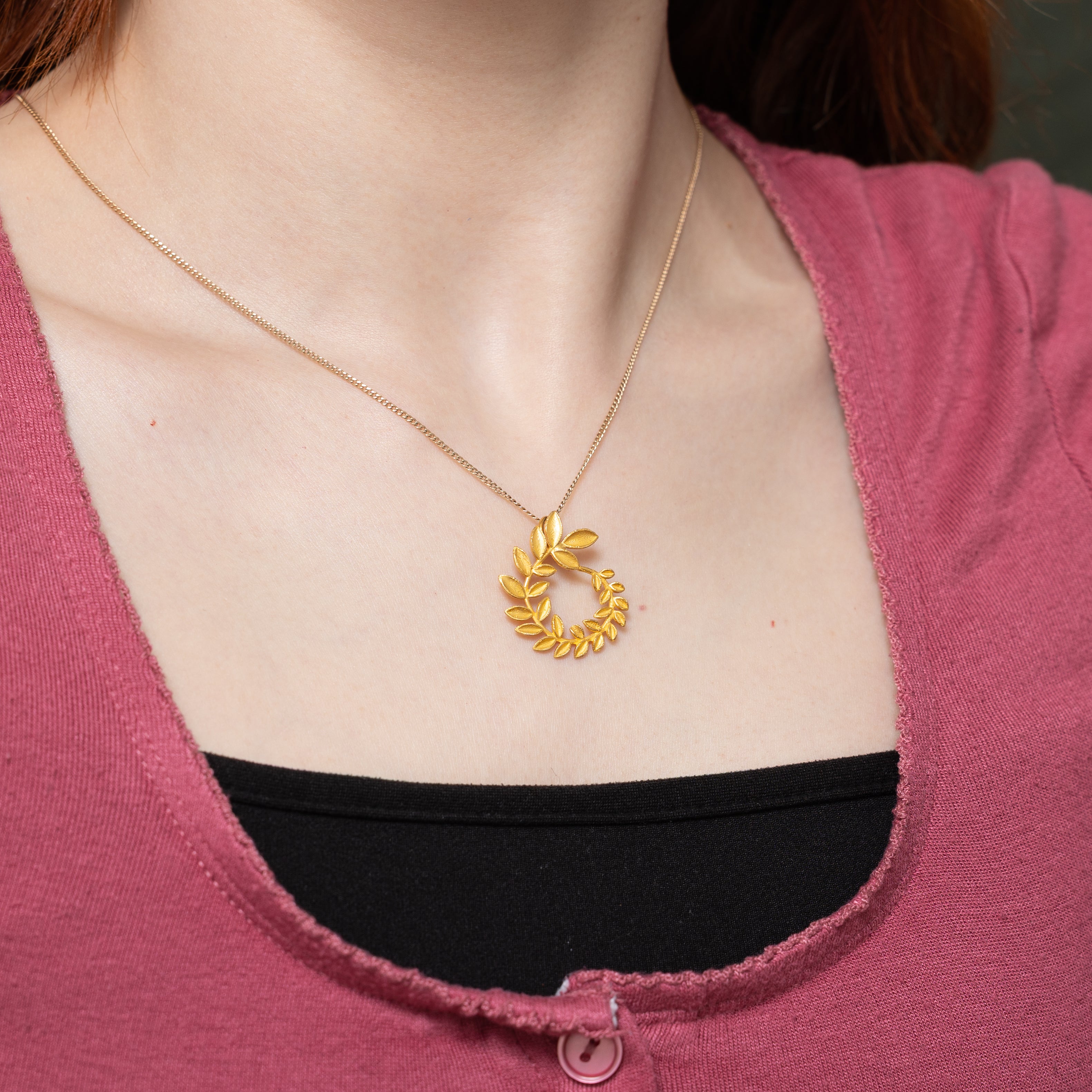 18k Yellow Gold Wreath Pendant