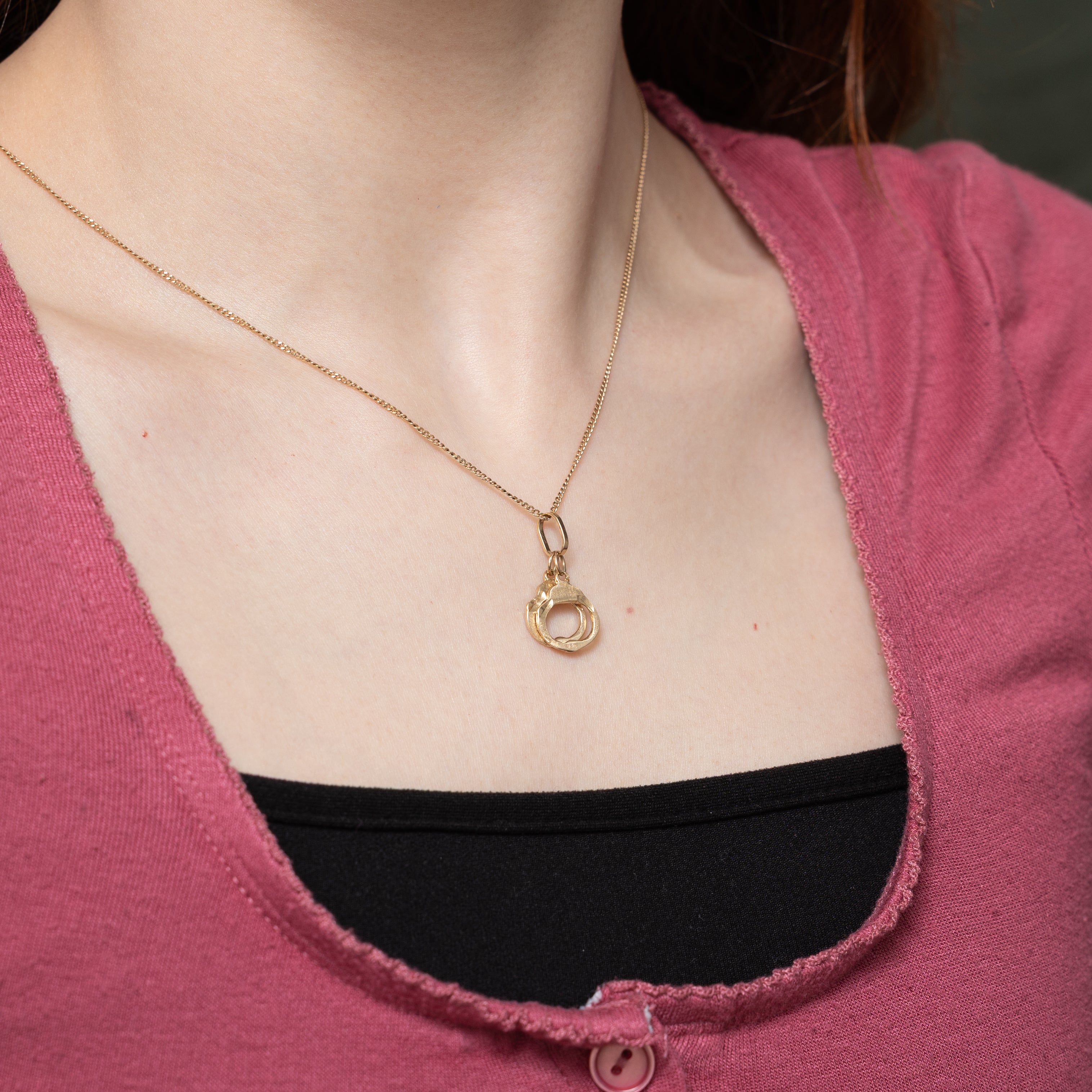 Breloque menottes en or jaune 10 carats