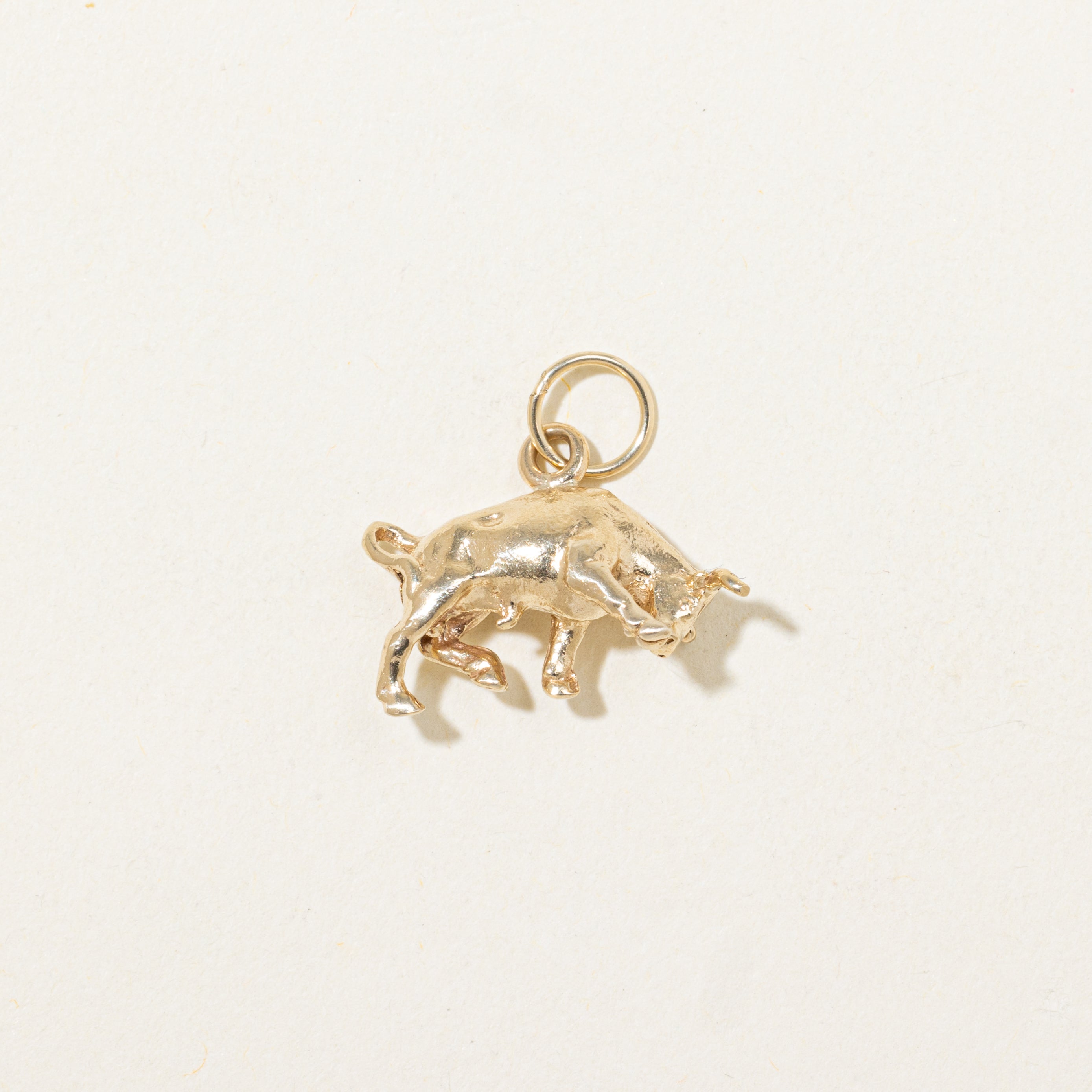 Breloque taureau en or jaune 10 carats