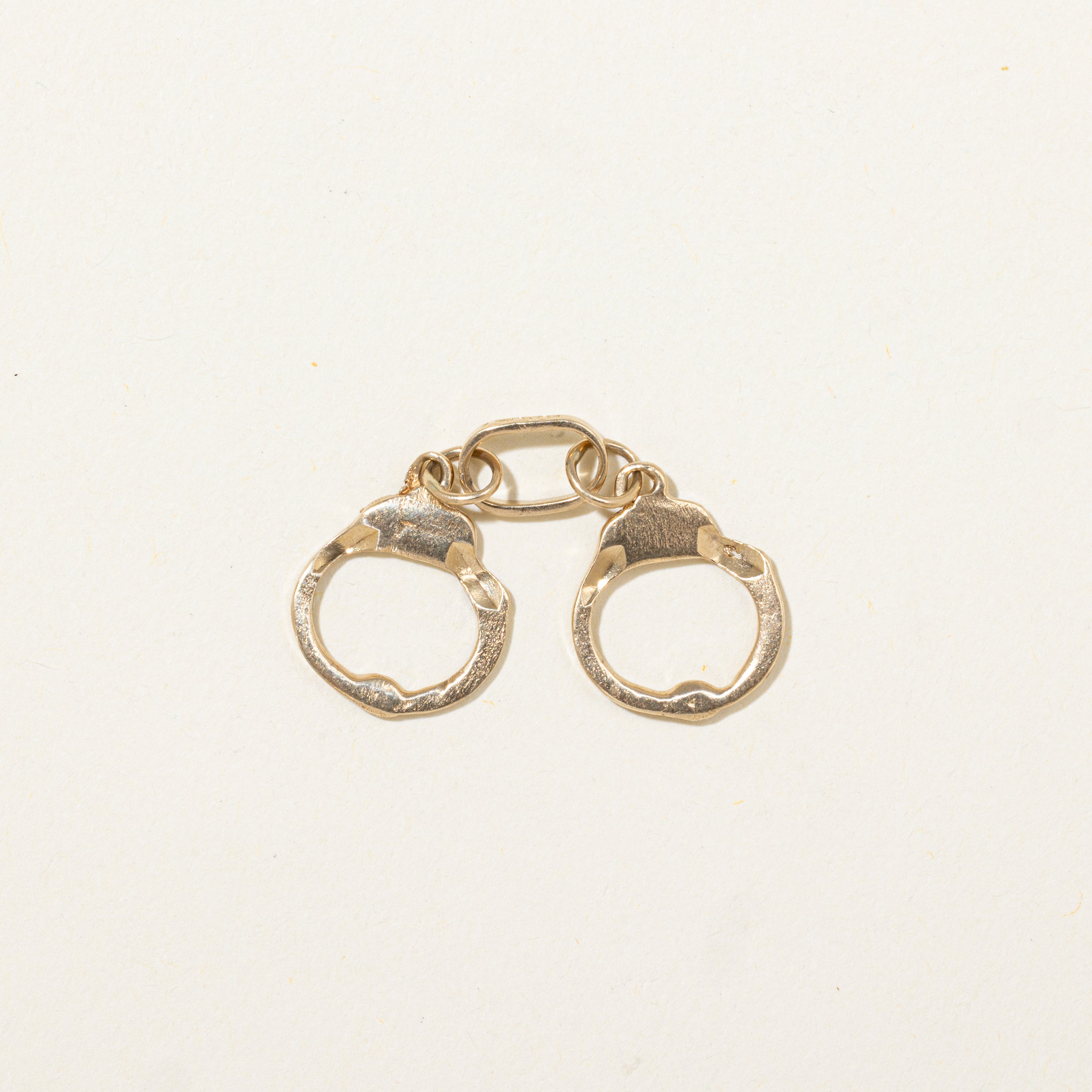 Breloque menottes en or jaune 10 carats