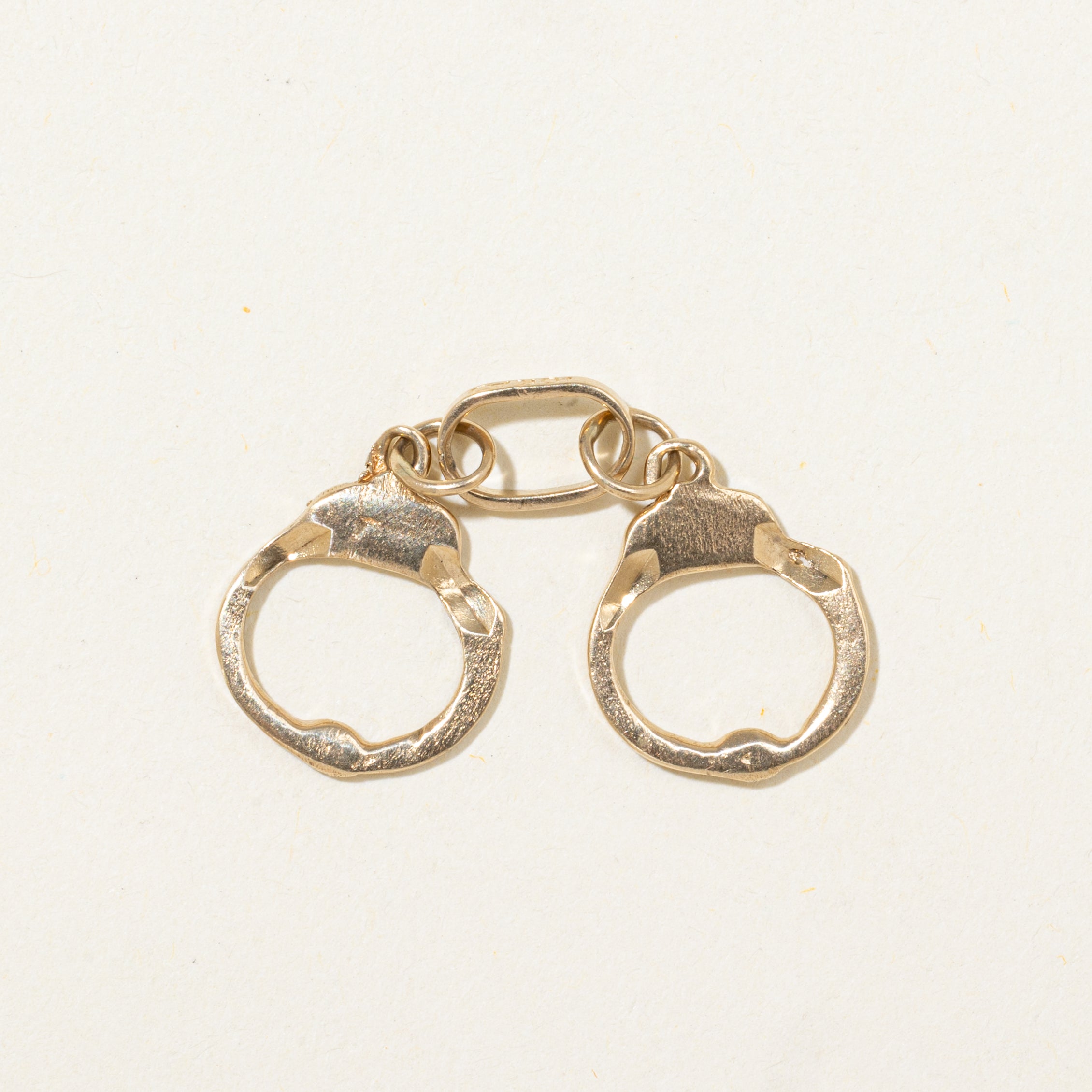 Breloque menottes en or jaune 10 carats