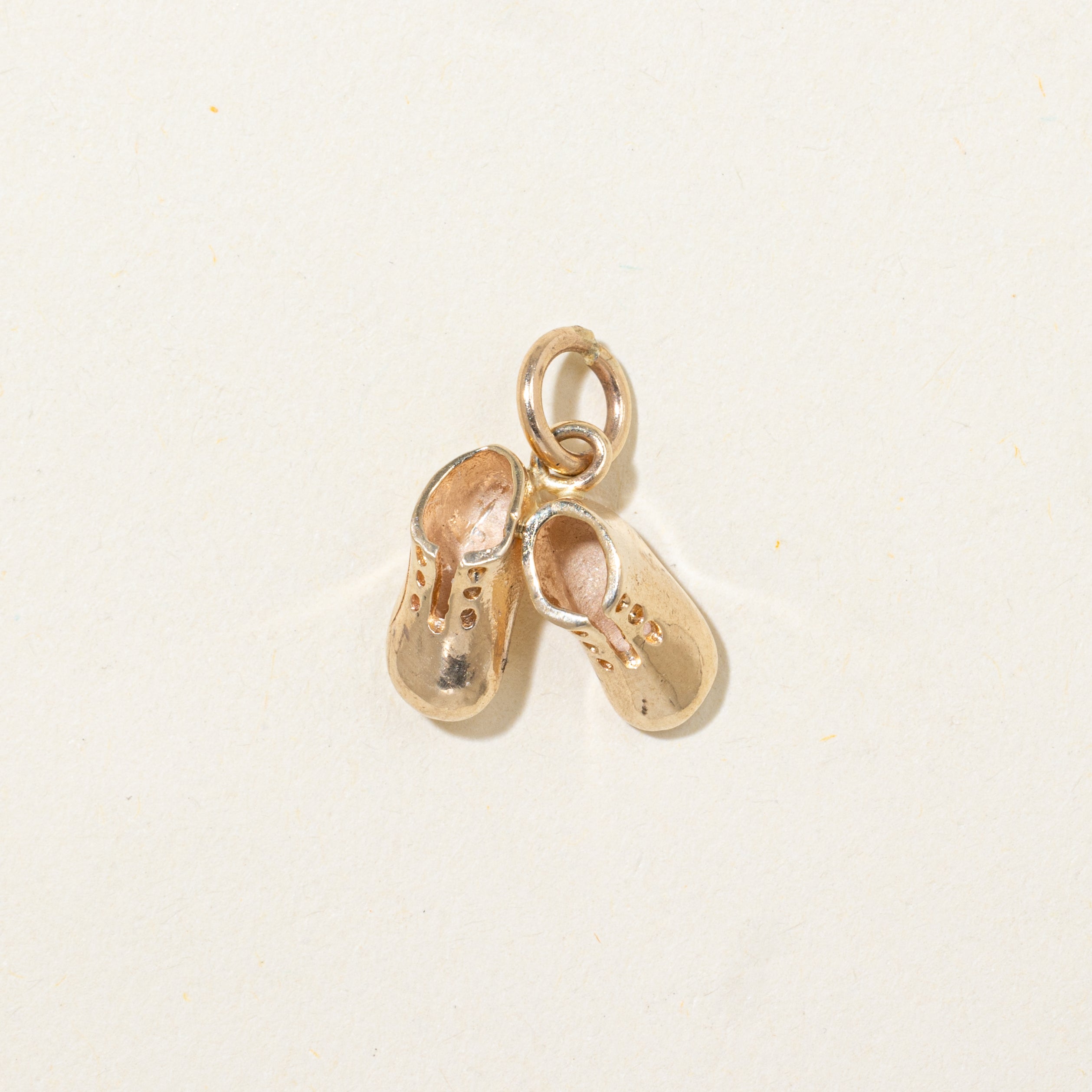 Breloque en or jaune 10 carats en forme de chaussures de bébé