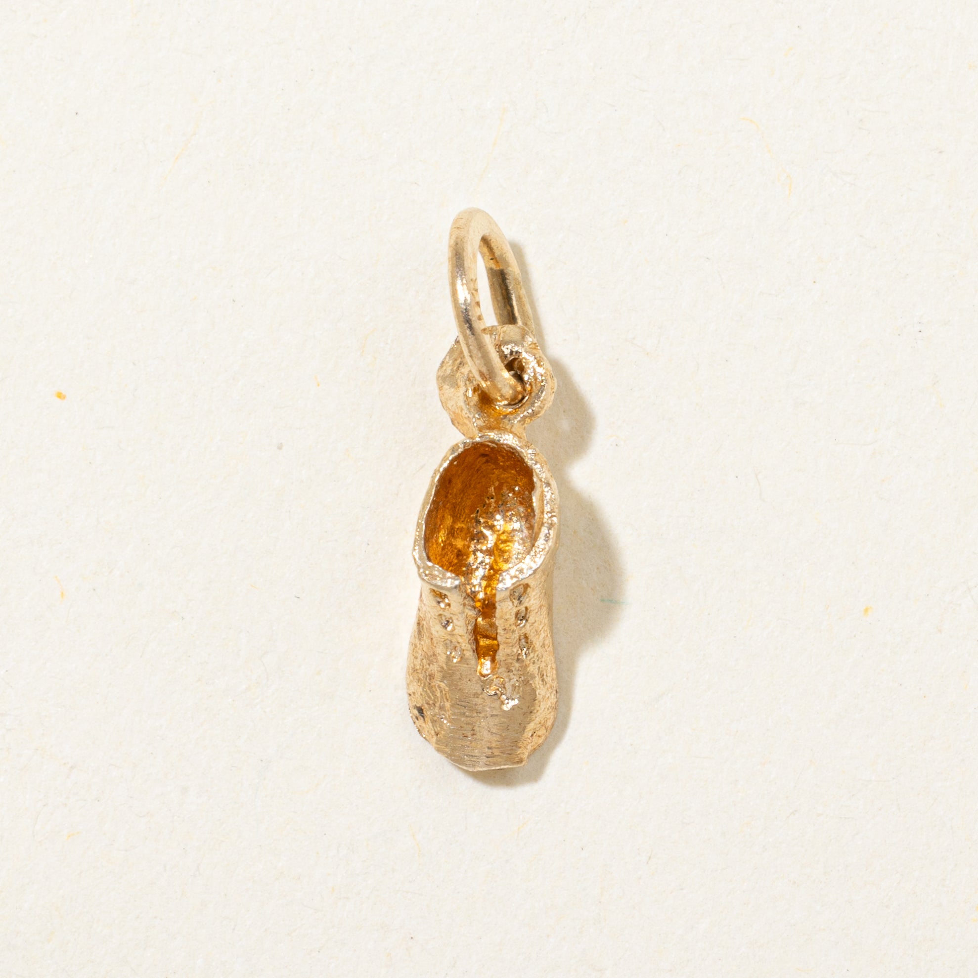 Breloque en forme de chaussure de bébé en or jaune 10 carats